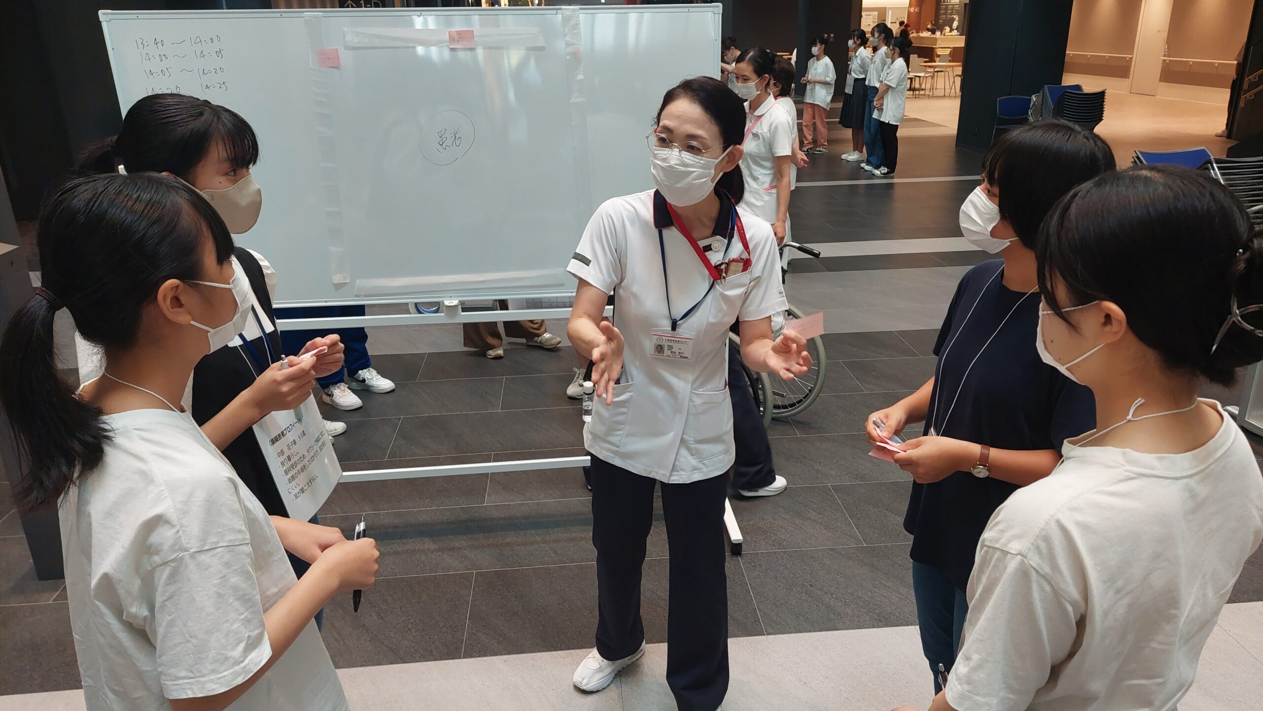 現役看護師と高校生が車椅子体験の気づきを共有している様子