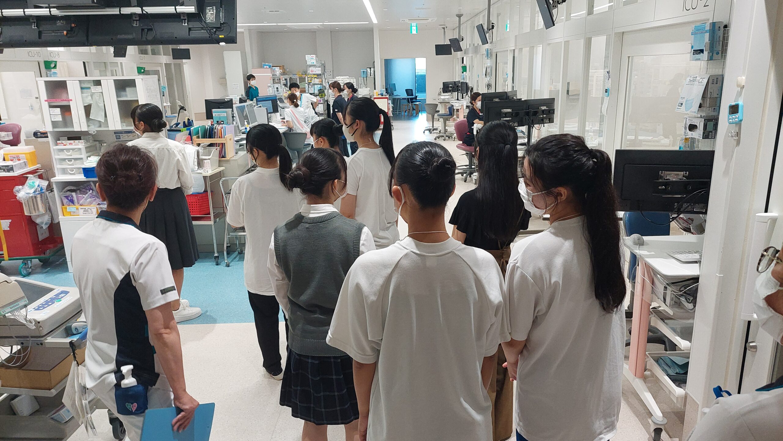 高校生が医療機器や設備のある院内を見学している様子