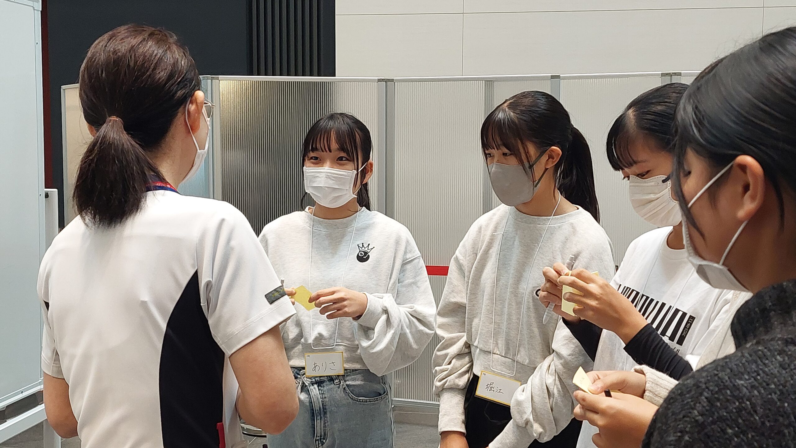 現役看護師の話を真剣に聞く高校生