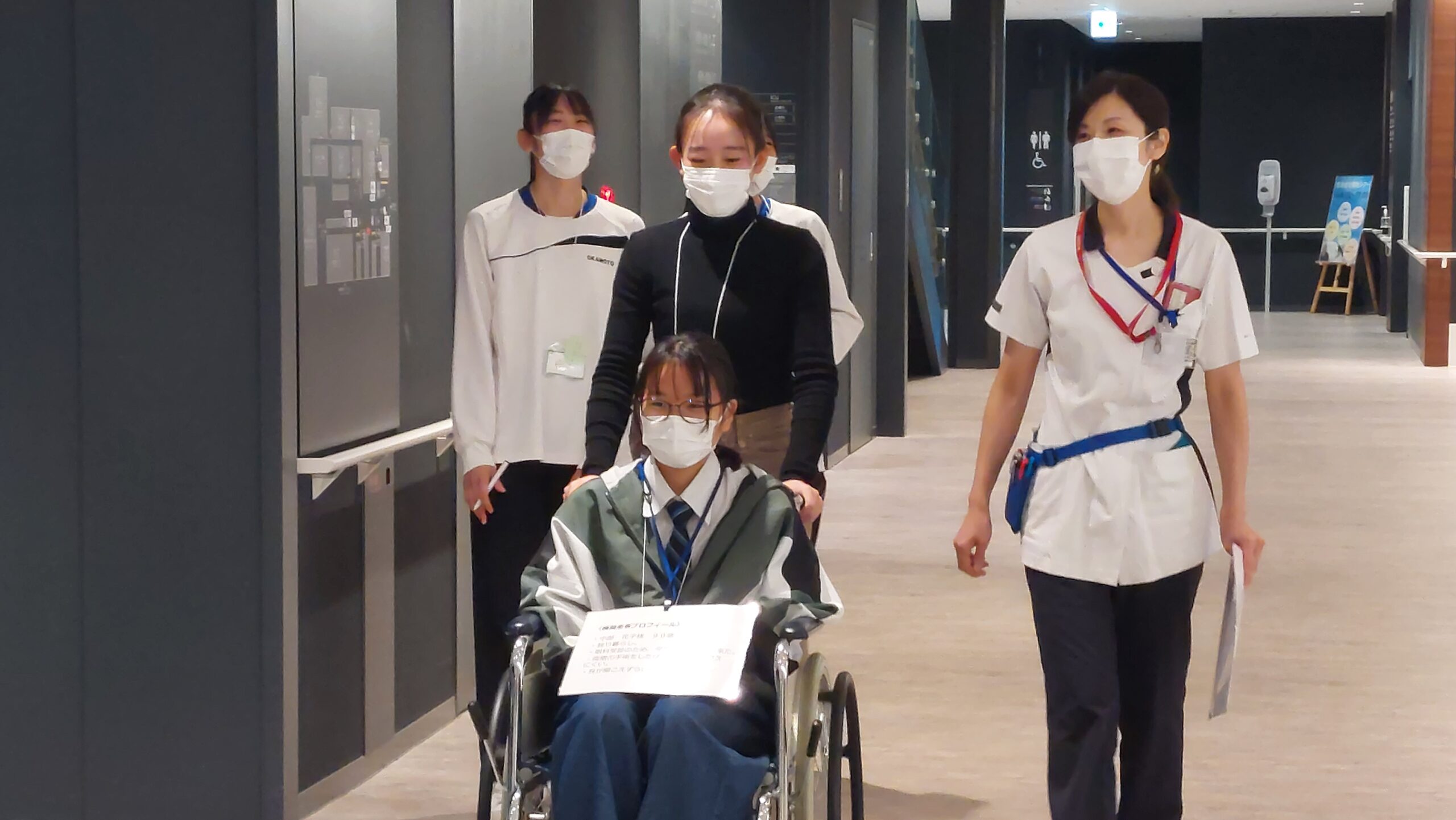 高校生と現役看護師が付箋を使って気づきを共有している様子