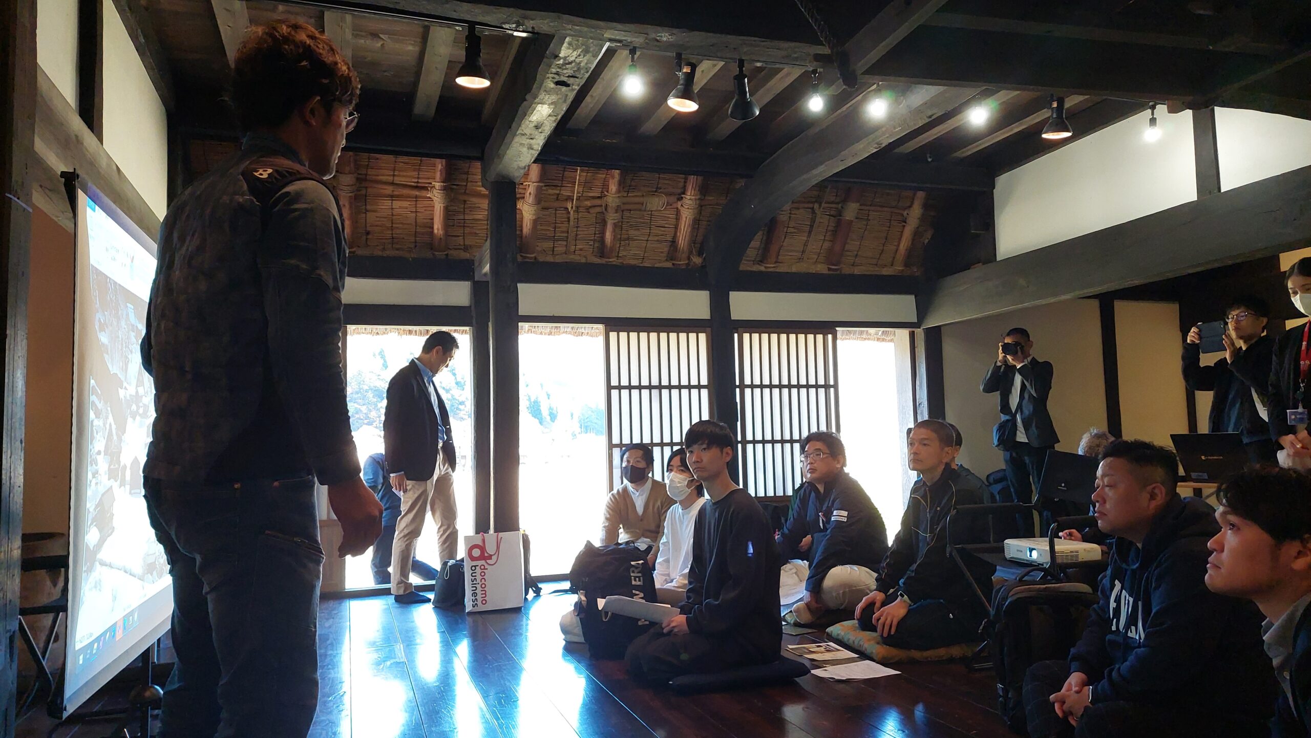 白川郷を歩きながら地域を観察するフィールドワーク