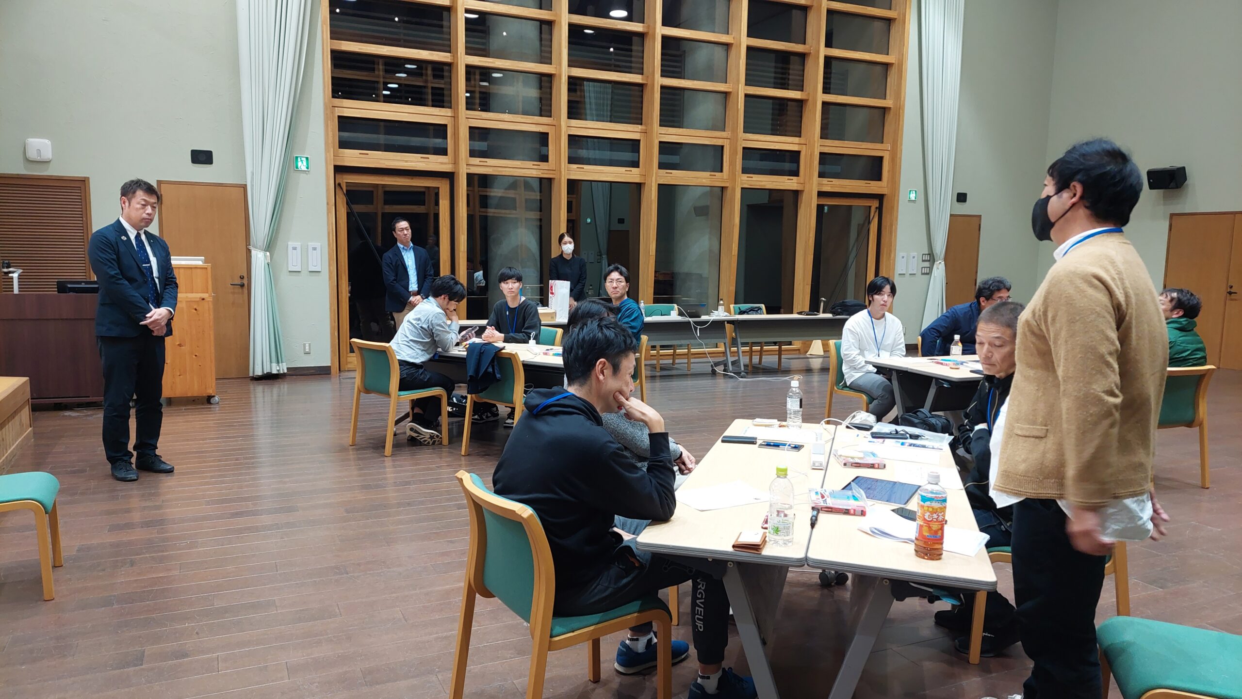 白川郷研修で参加者が地域の持続性について対話する様子