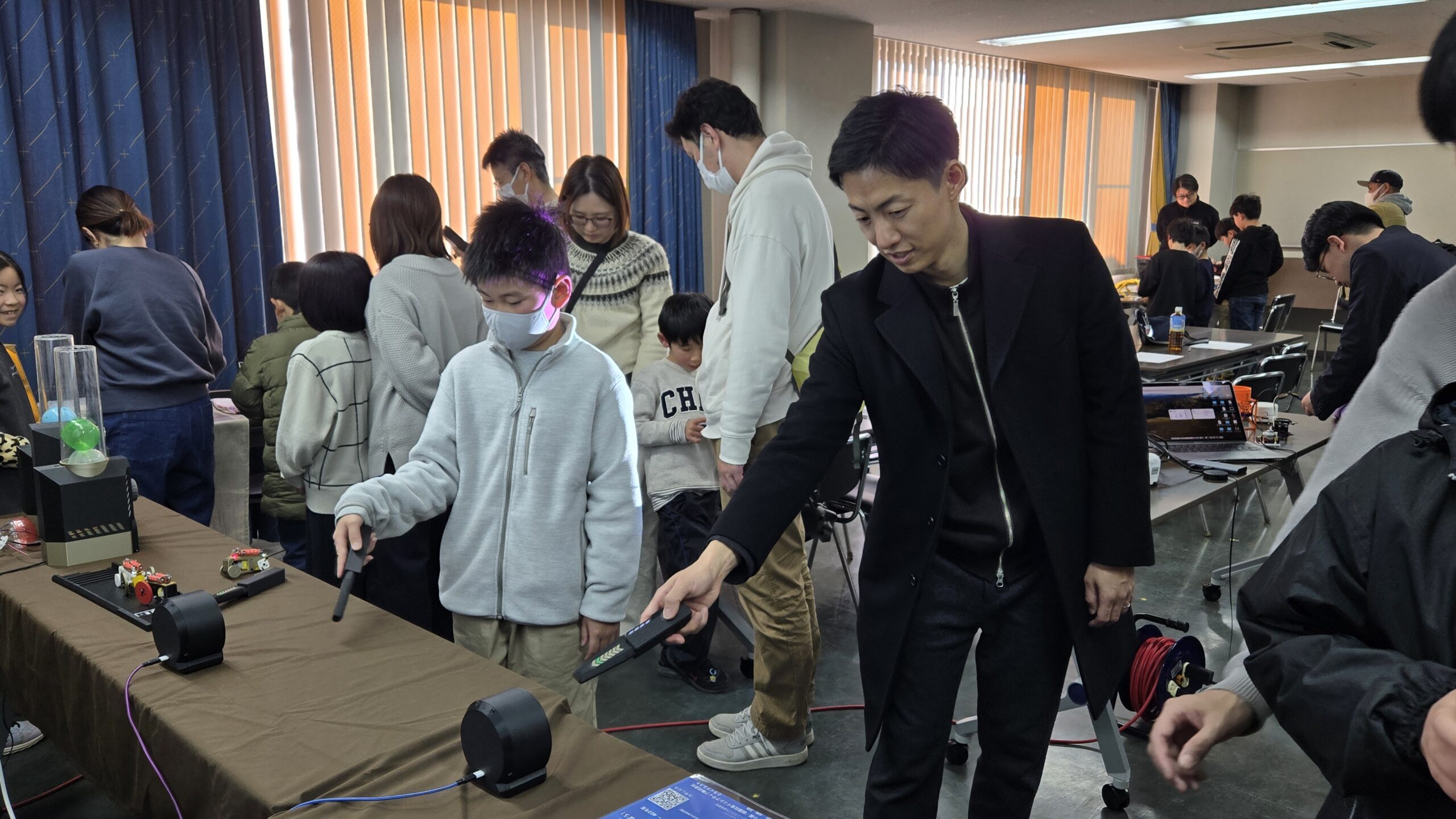 STEAM講座で子どもたちと一緒に体験する藤井浩人市長