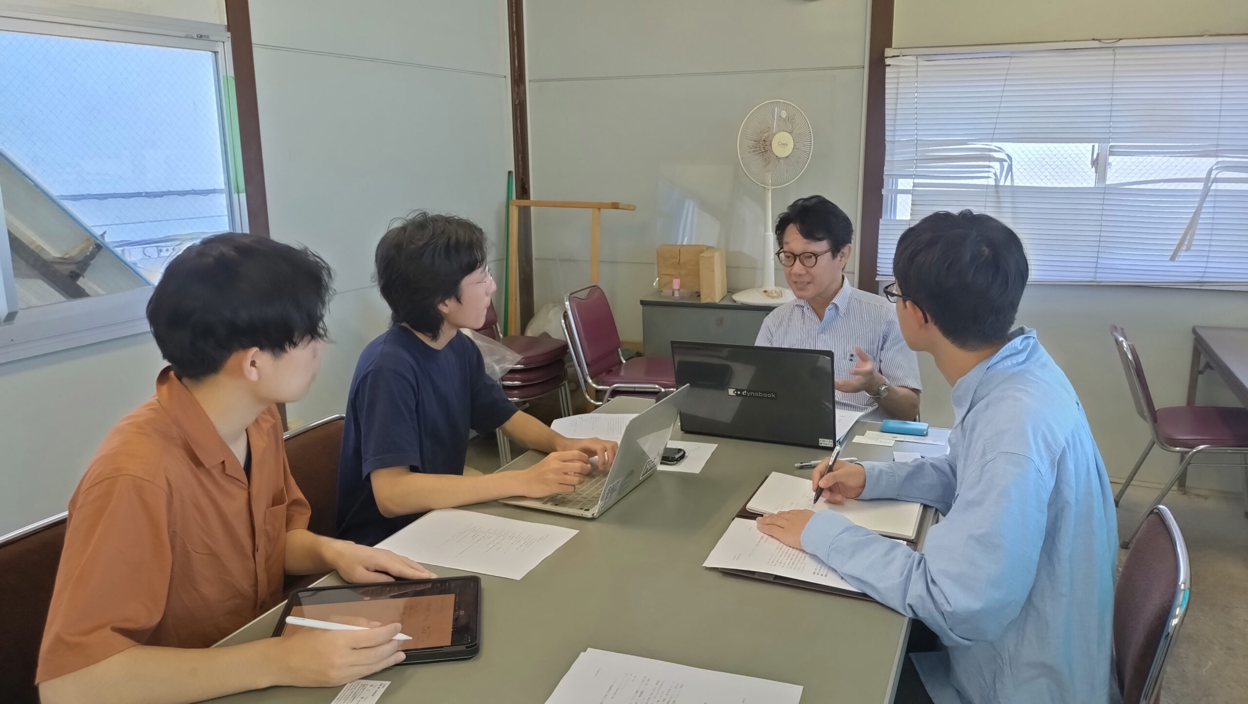 三浦市の担当者から海業の歴史と地域課題について話を聞く学生