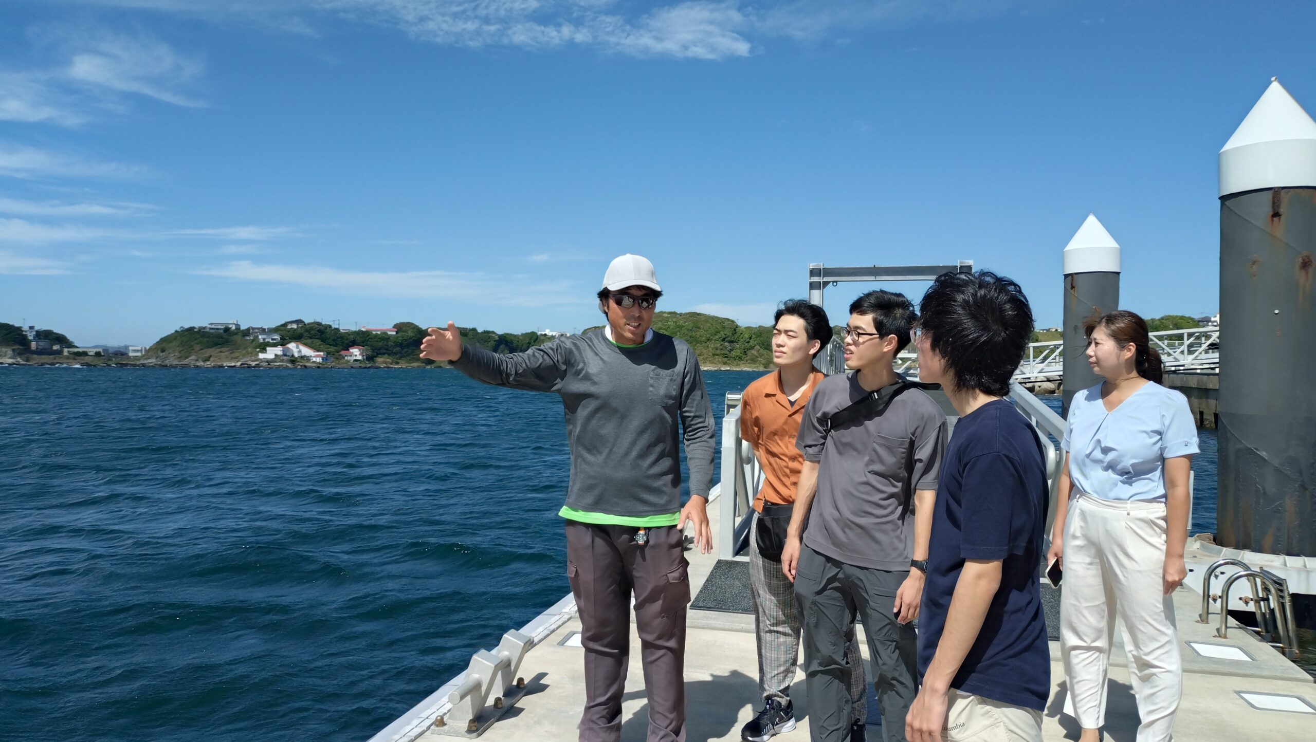 三浦の港で海と船を活用した事業について説明を受ける学生