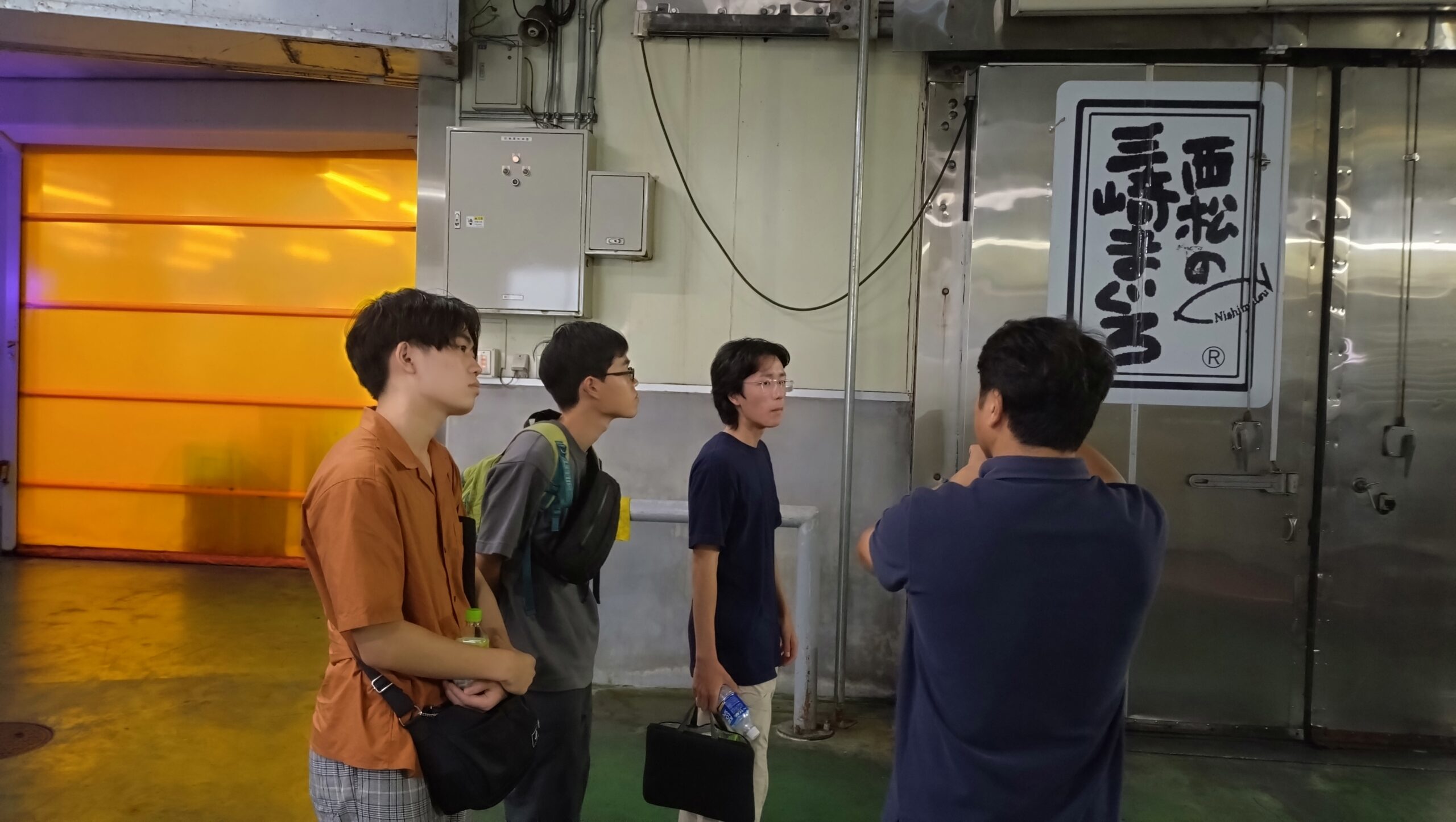 マグロを扱う事業者の冷凍・保管設備について説明を受ける学生