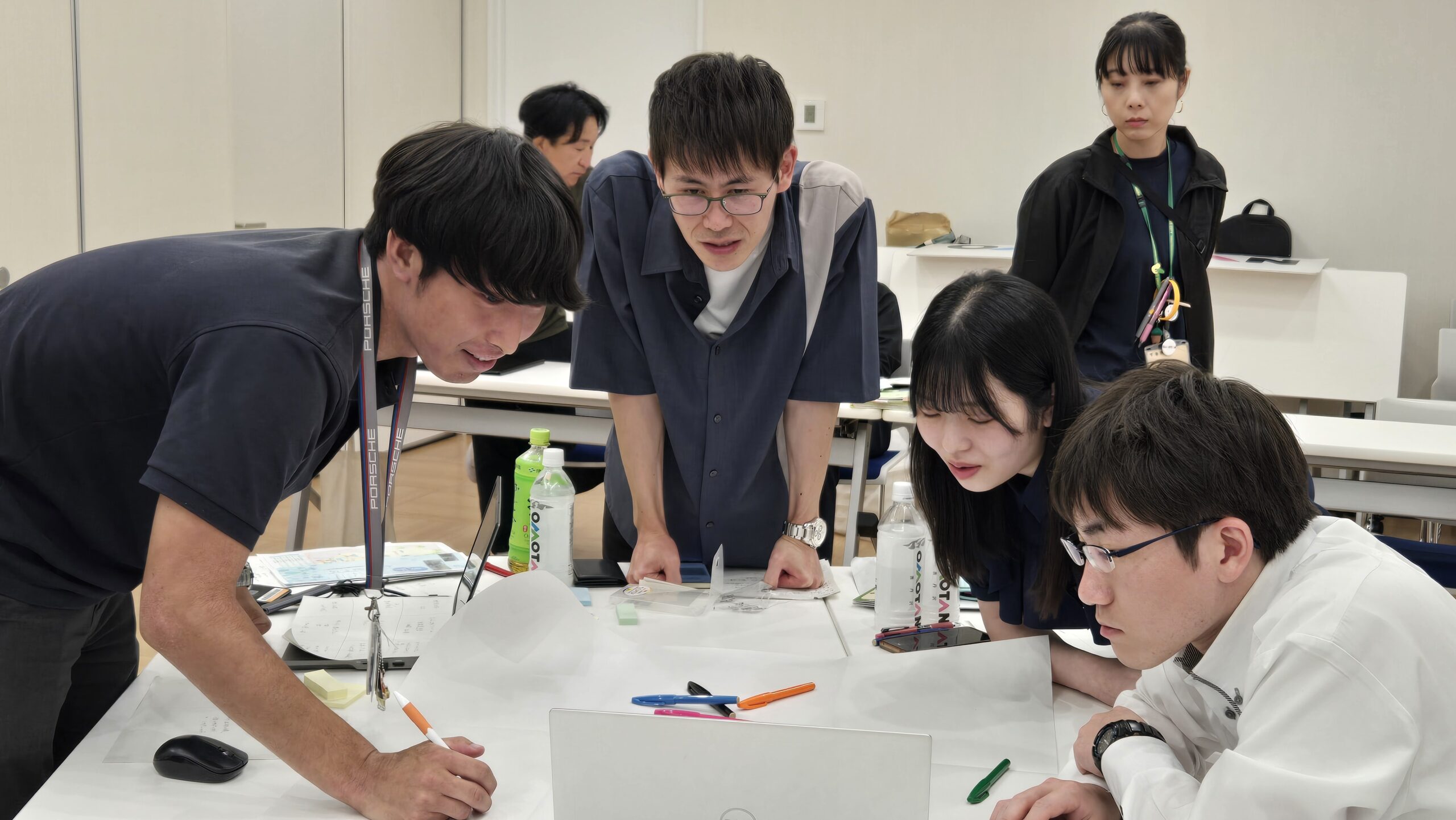 秦野市職員を交えて地域ビジネス案を発表する参加者