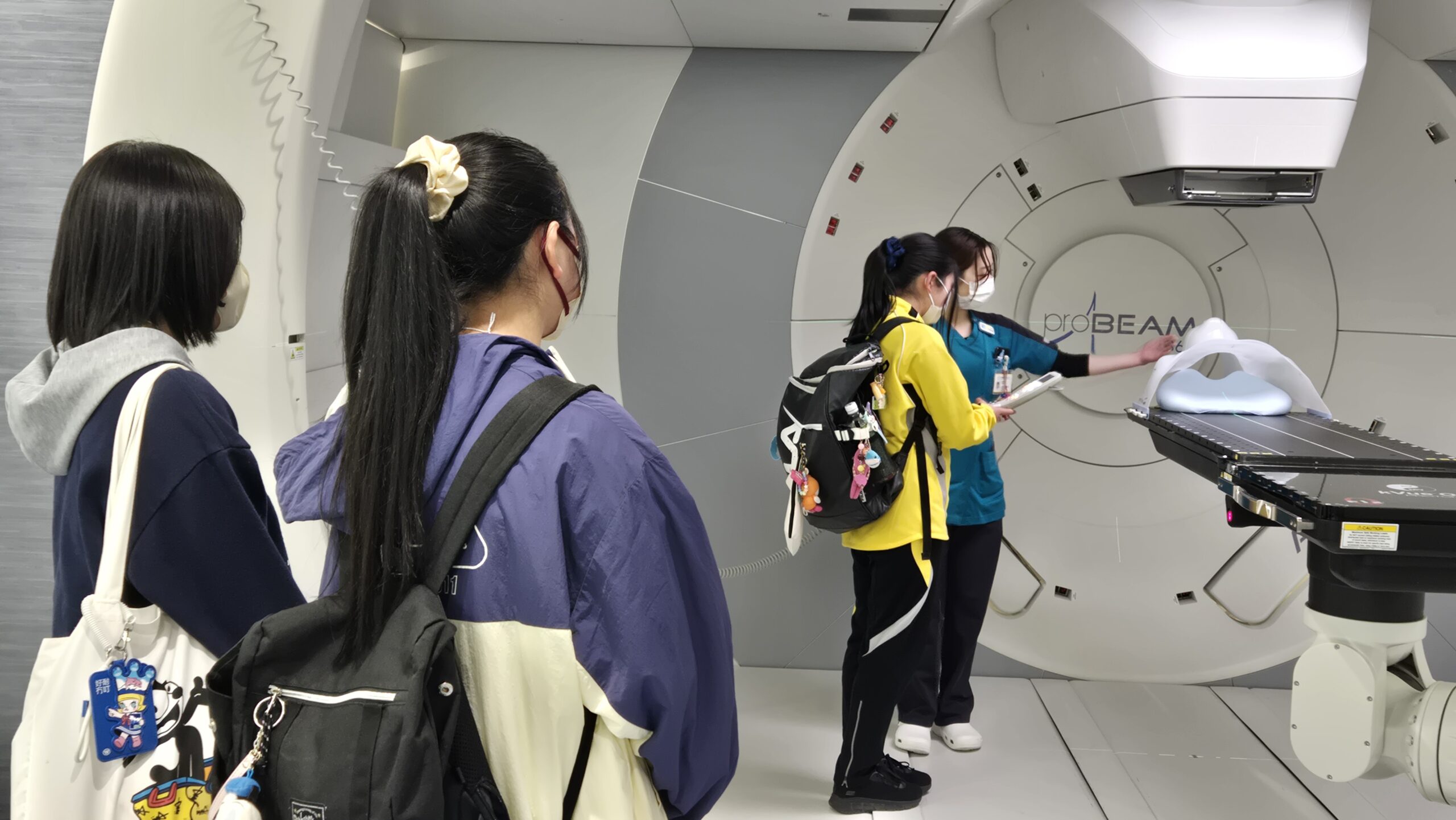 中部国際医療センターの陽子線がん治療装置ProBeam360°について説明を受ける高校生