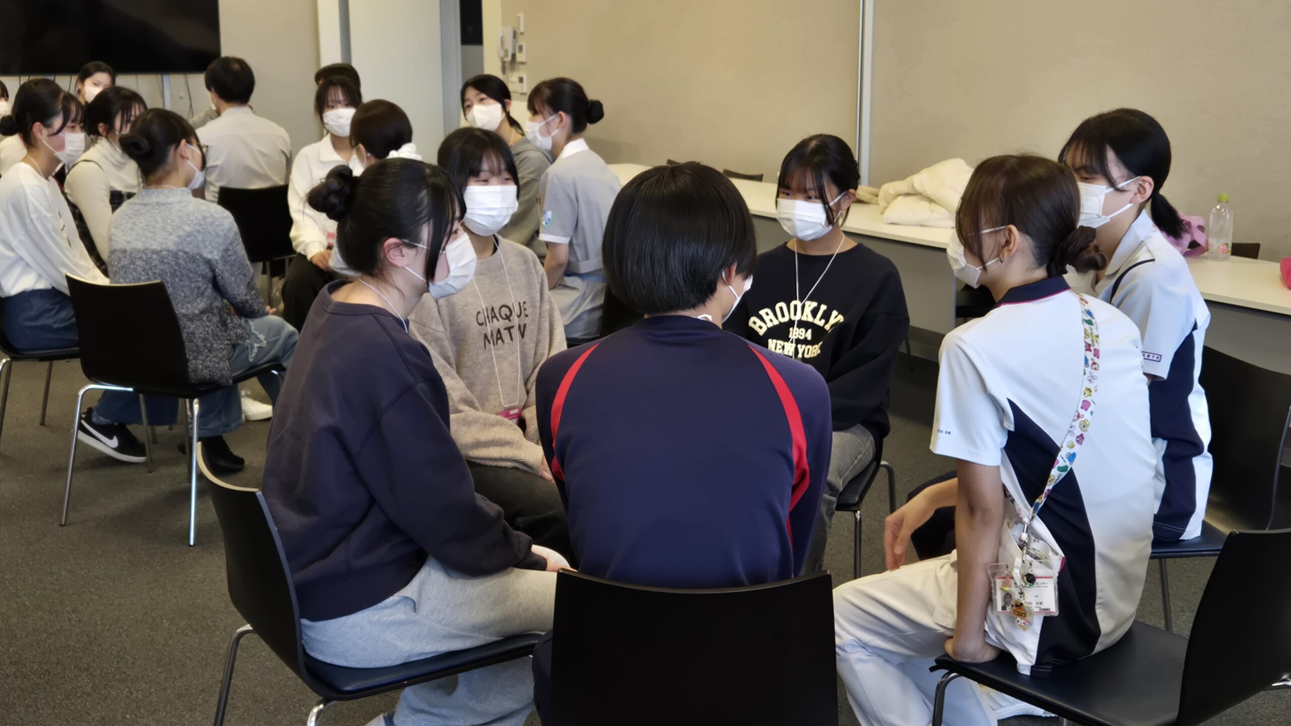 現役の若手看護師や看護学生と高校生が輪になって質問や意見交換をする様子