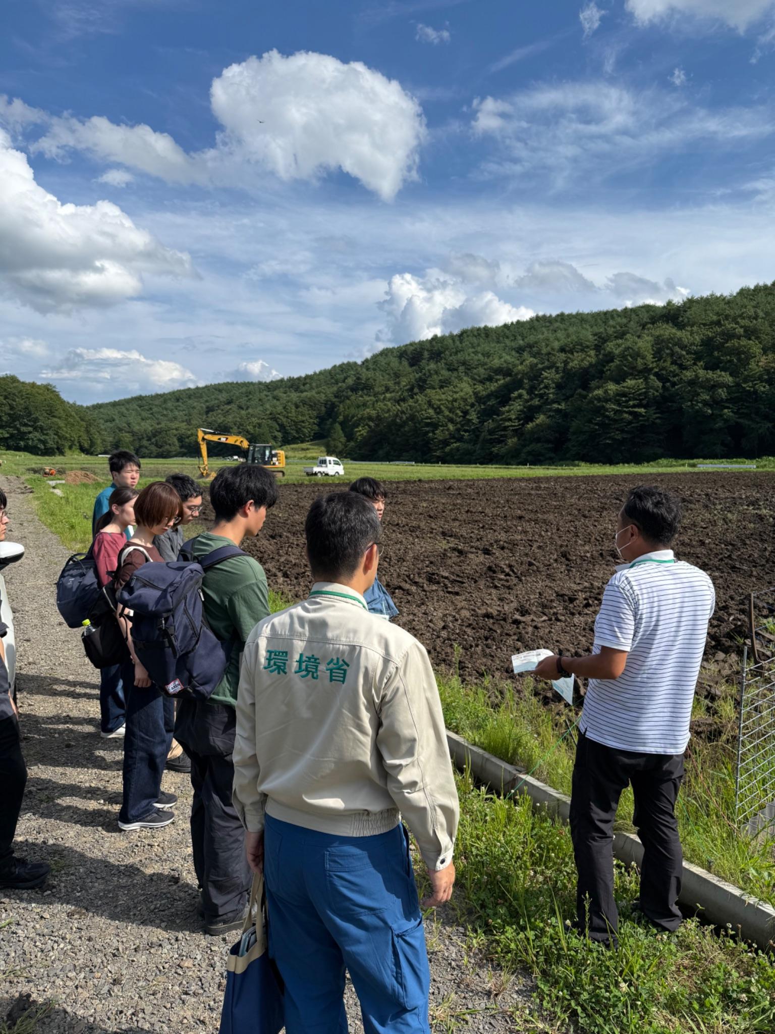 福島県飯舘村の土壌再生利用事業を視察する学生