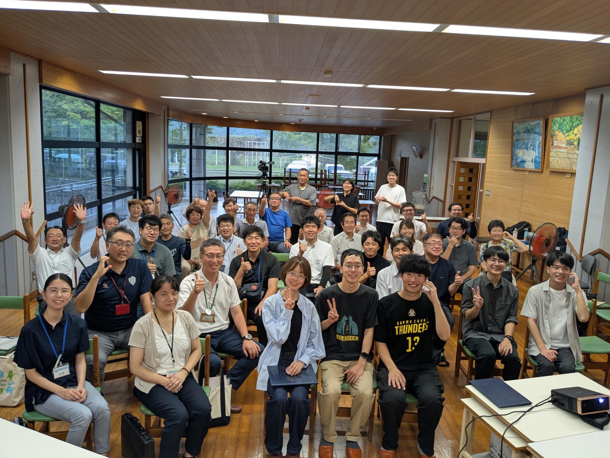 いさざわワーキングホリデーの最終発表に参加した学生と地域関係者