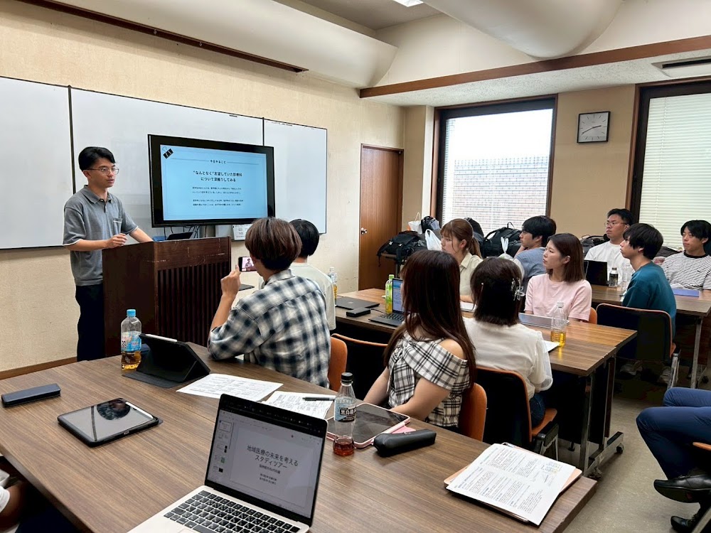 学生たちが対話しながら地域医療について考えるワークショップ
