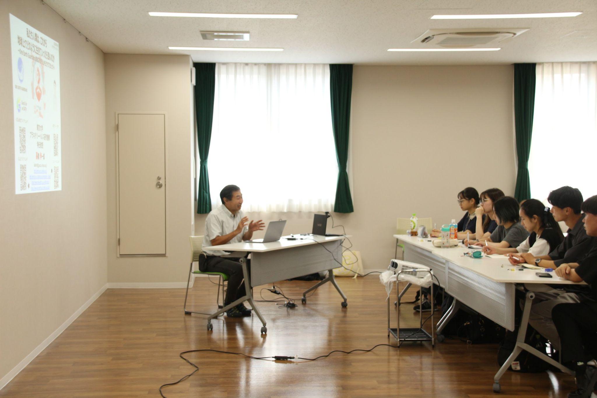 プラネタリーヘルスと自然資本について専門家の講義を受ける参加者