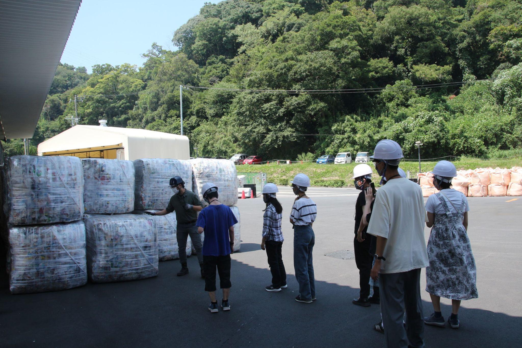 TBM横須賀サーキュラー工場でプラスチックの再資源化を学ぶ参加者