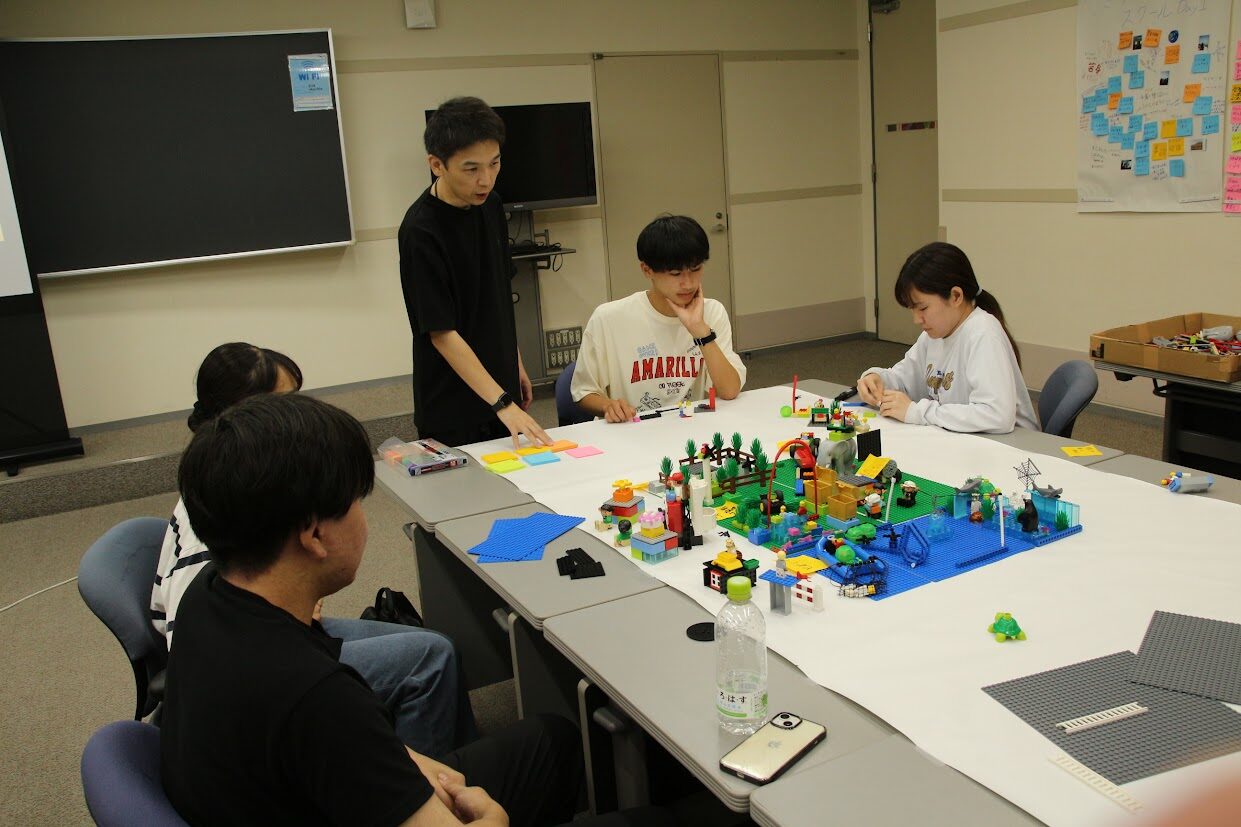 LEGOを使って三浦の新しい循環拠点を考える参加者
