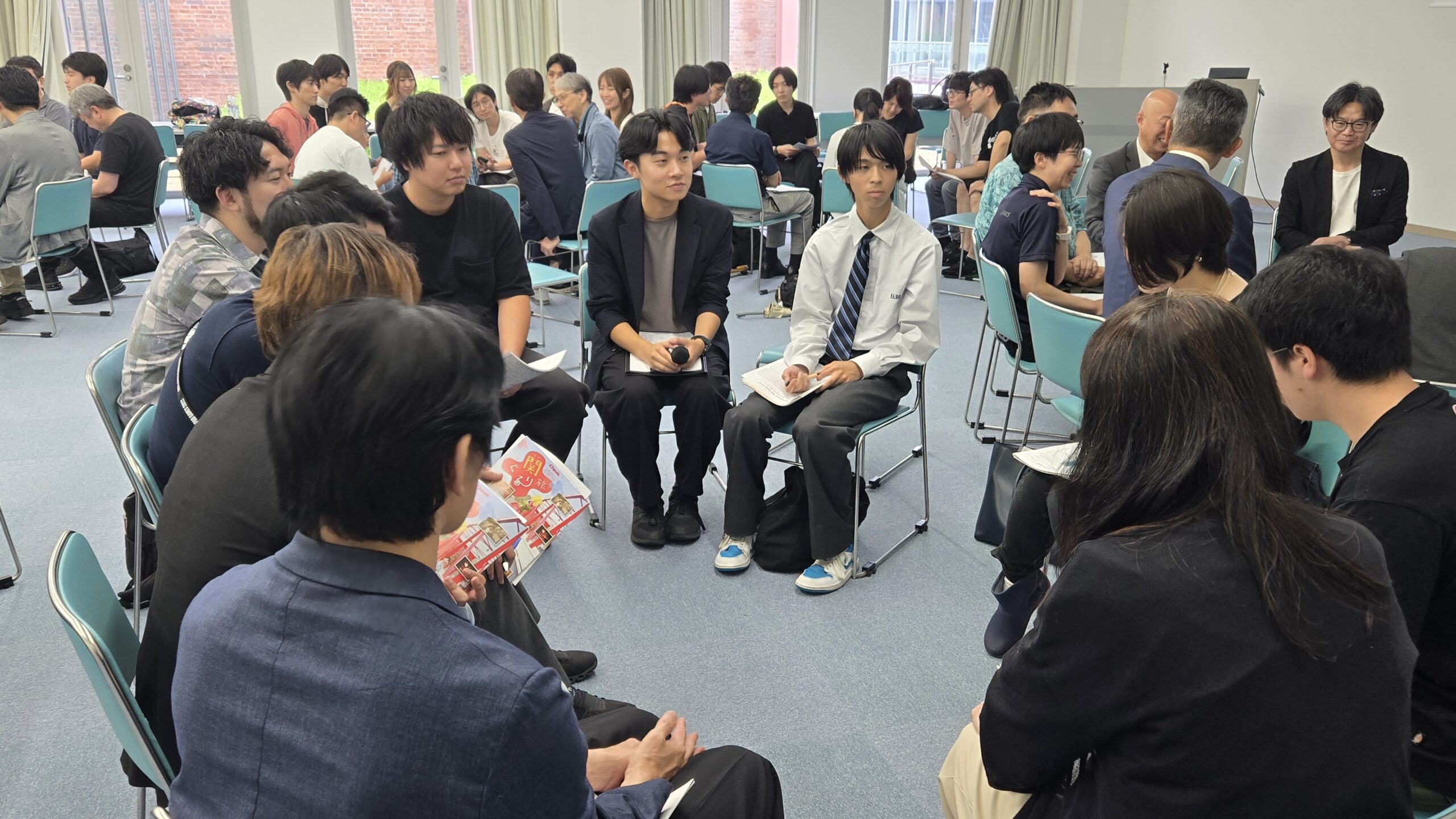 グループ対話を進行する東京大学文学部4年の高橋秀歩さん