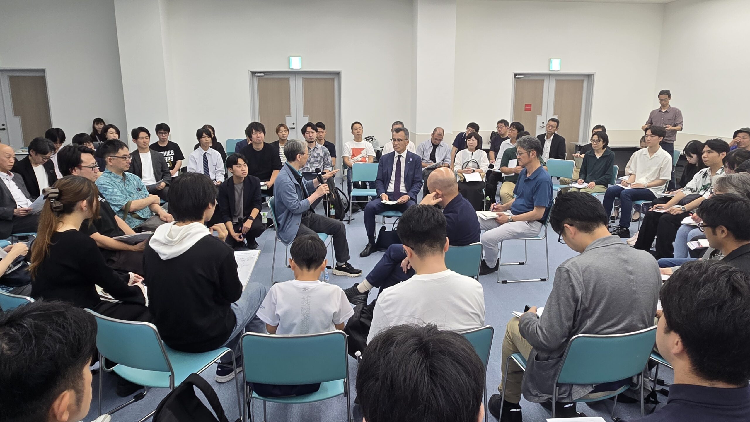 参加者全員が大きな車座になって行ったクロストーク