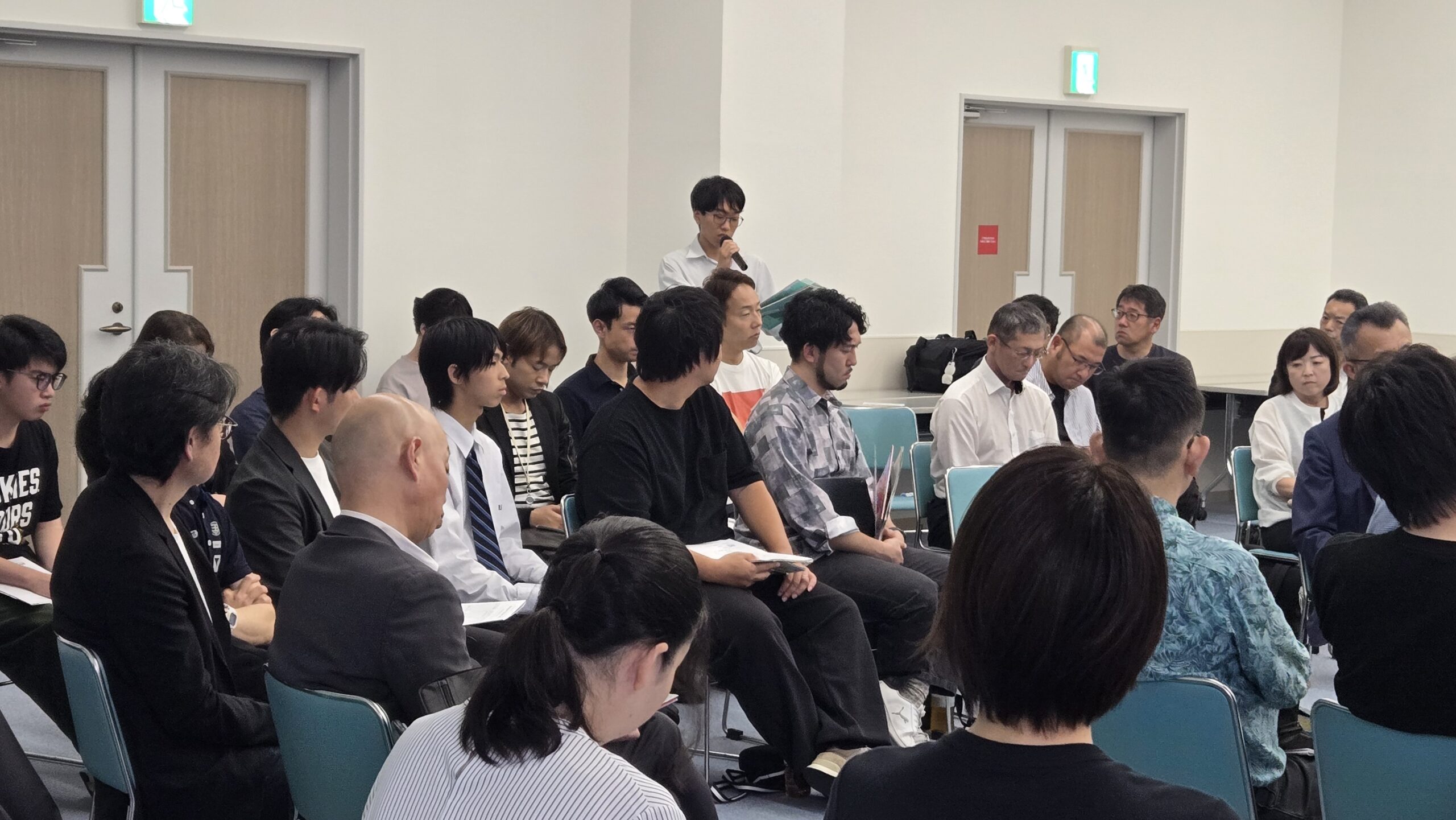 学生が参加者とゲストへ意見を伝える様子