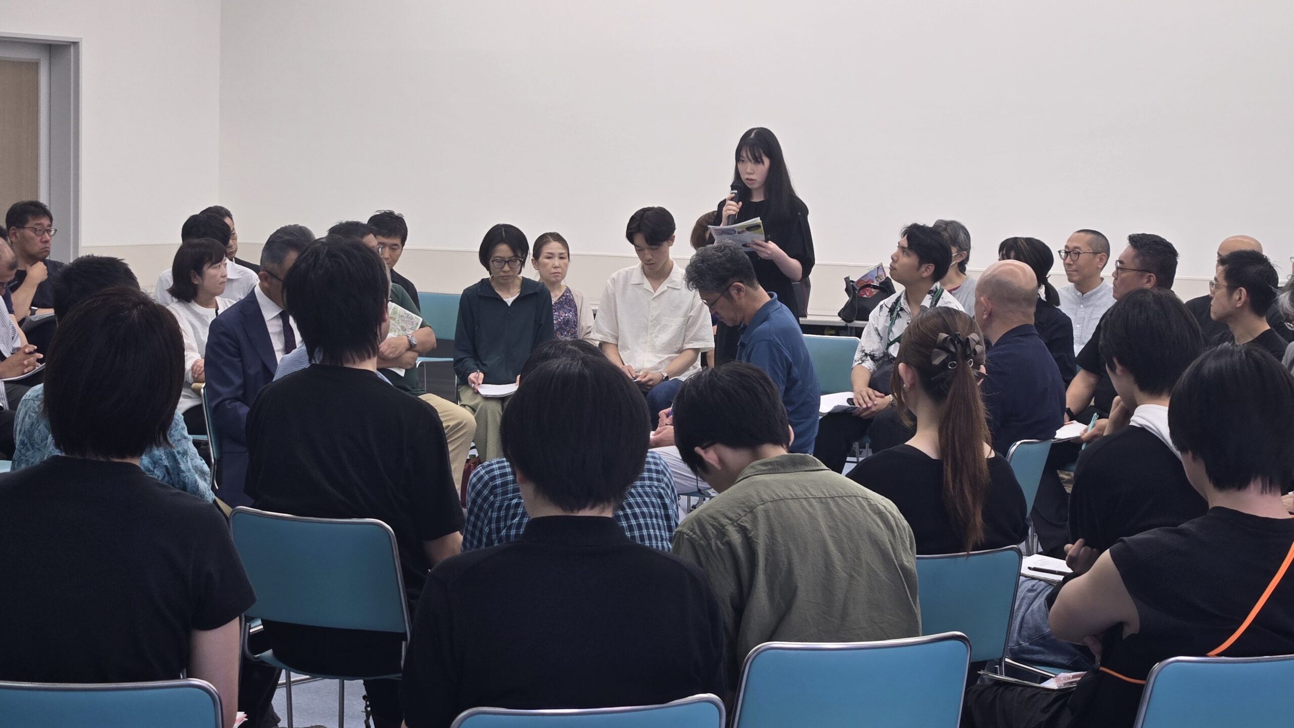 最終クロストークで学生が質問する様子
