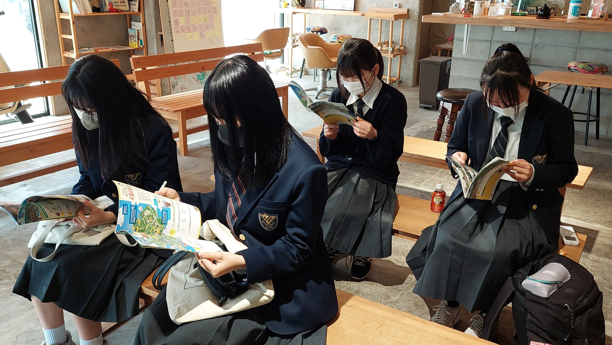 美濃加茂市の地域資源を題材としたマンガ教材を読む加茂高校の高校生
