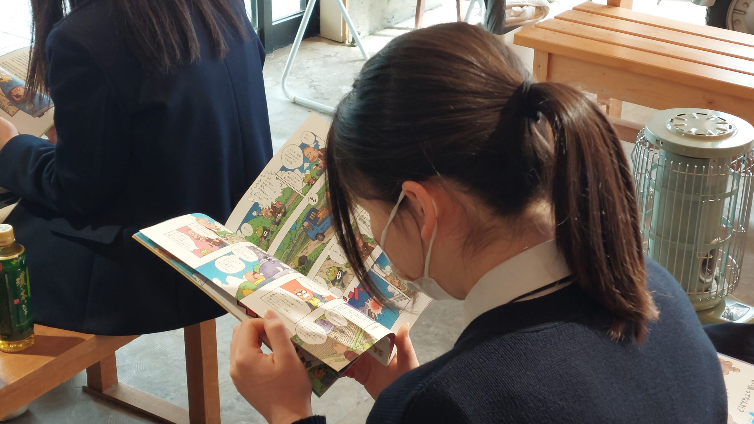 マンガ教材のページを詳しく読み込む加茂高校の高校生