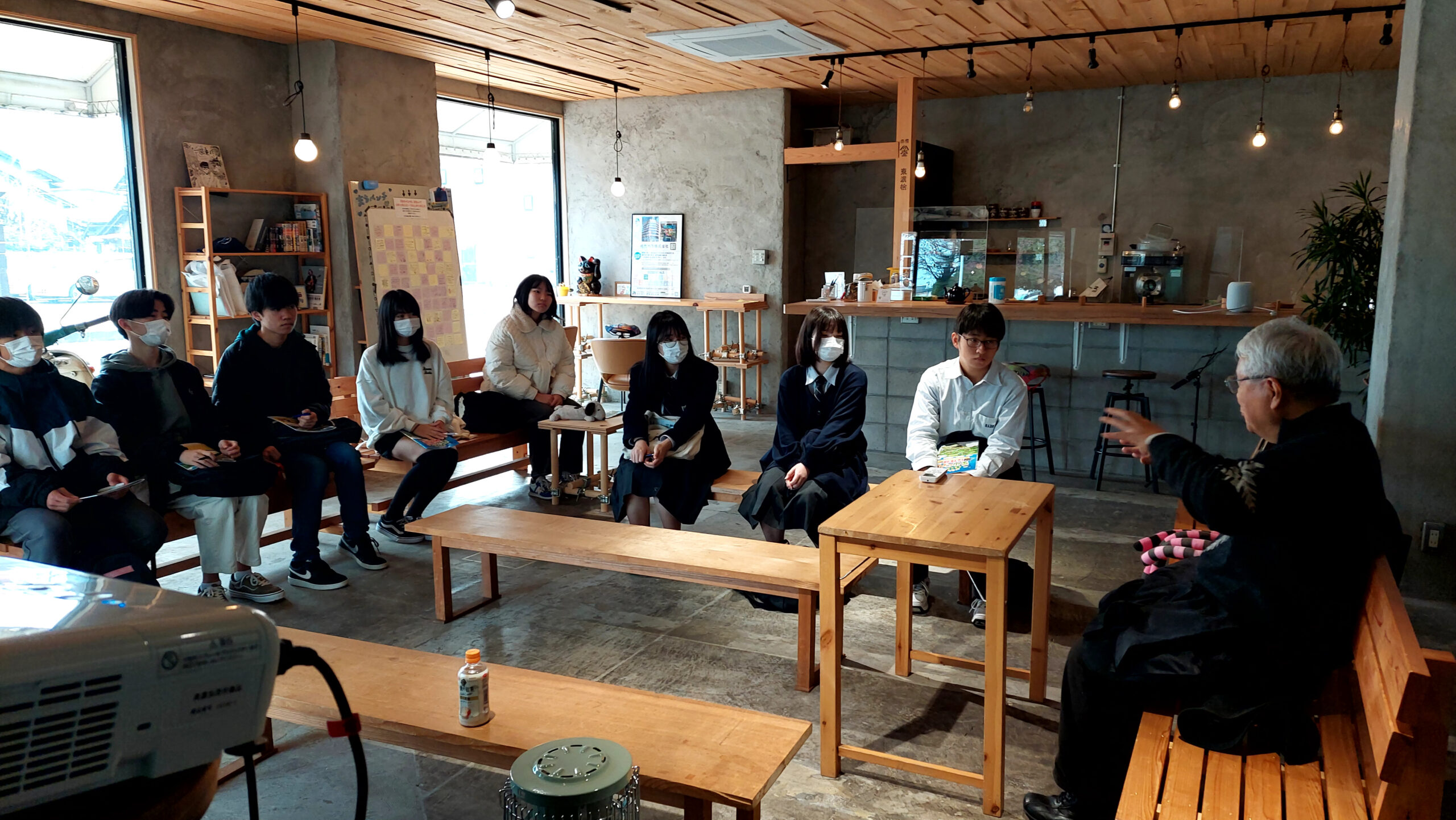 高校生に教師として子どもと向き合うことについて話す日比野安平先生