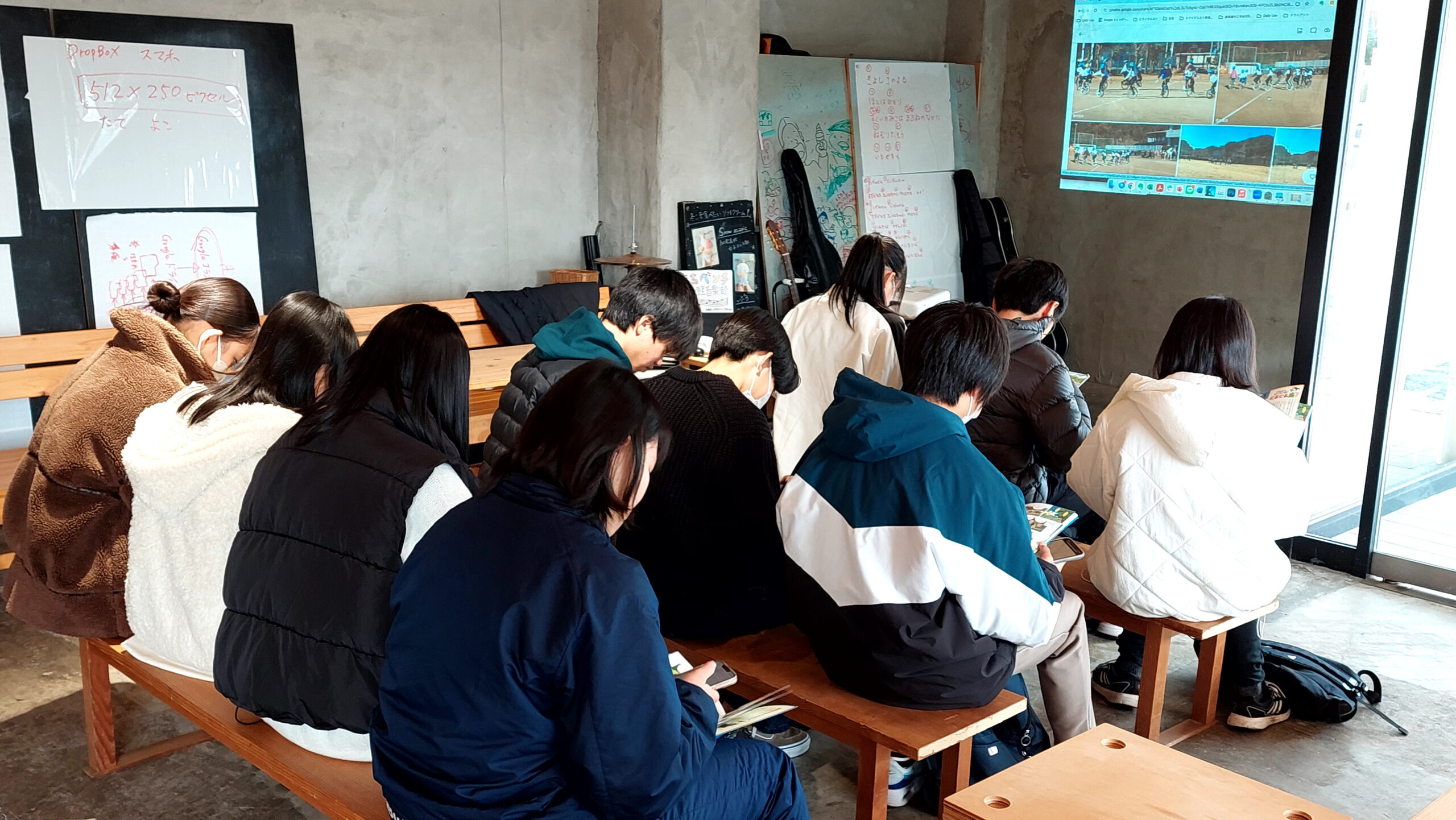 美濃加茂市版のマンガ教材を読み込みながら授業内容を考える加茂高校の高校生