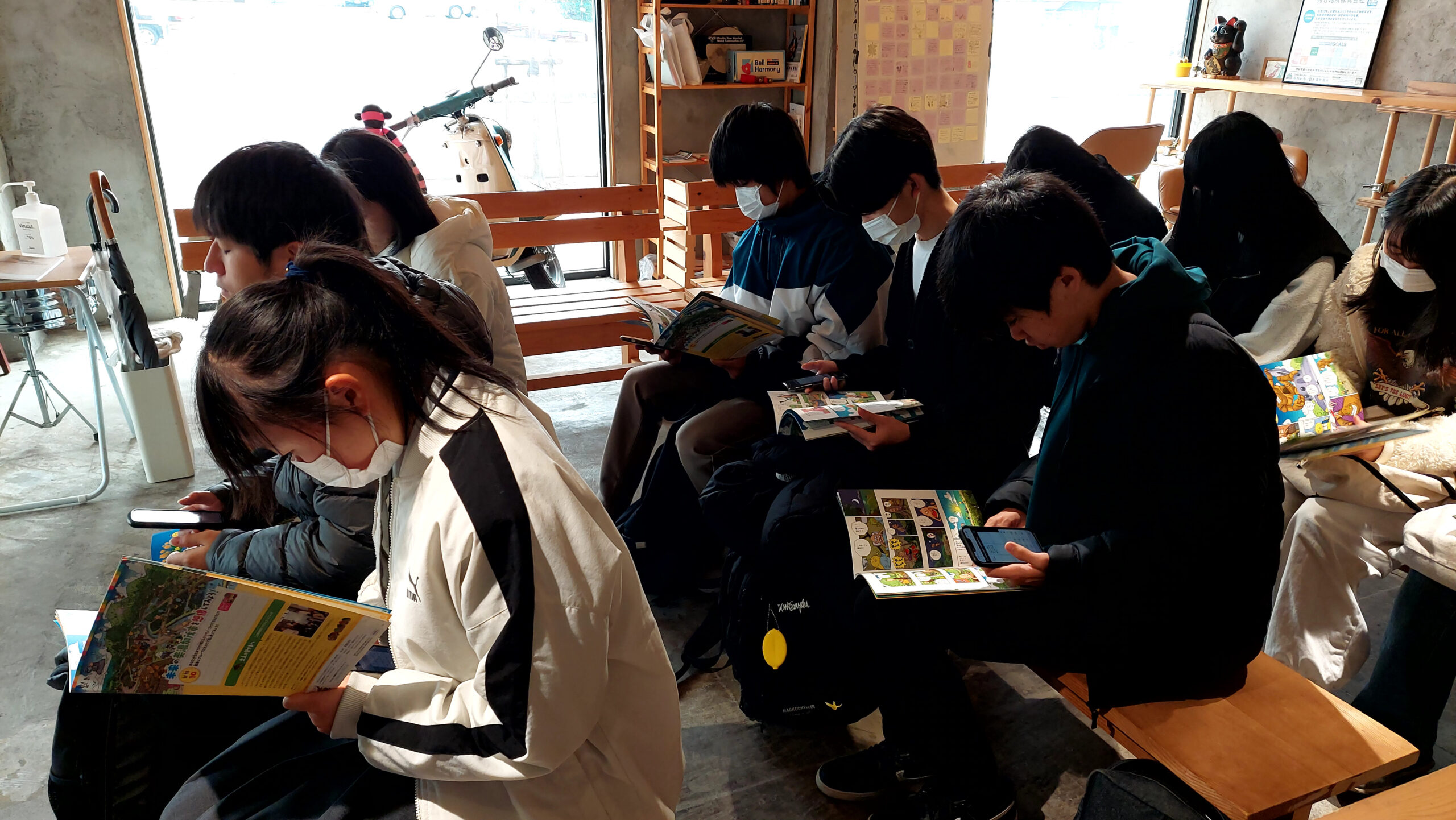 マンガ教材を手に個人やグループで授業計画について考える加茂高校の高校生