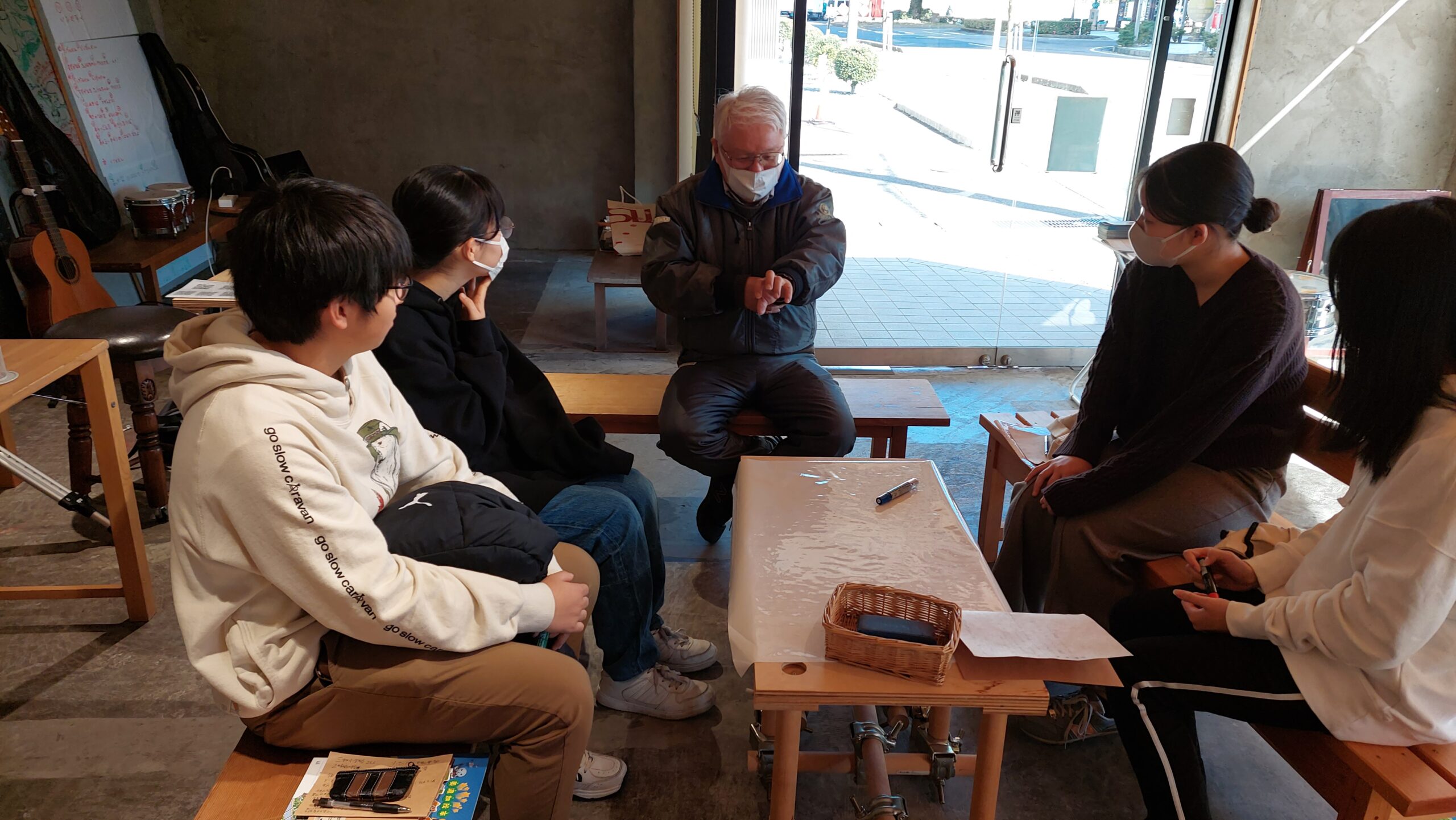 グループに分かれて授業計画について日比野安平先生と話し合う高校生