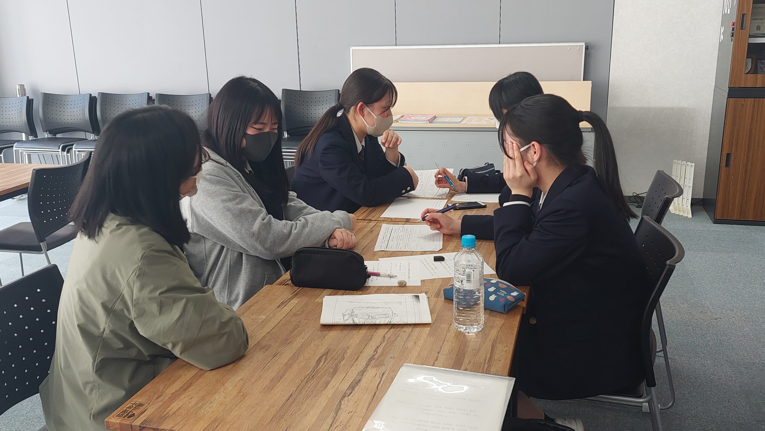 本番に向けて授業計画を確認する加茂高校の高校生