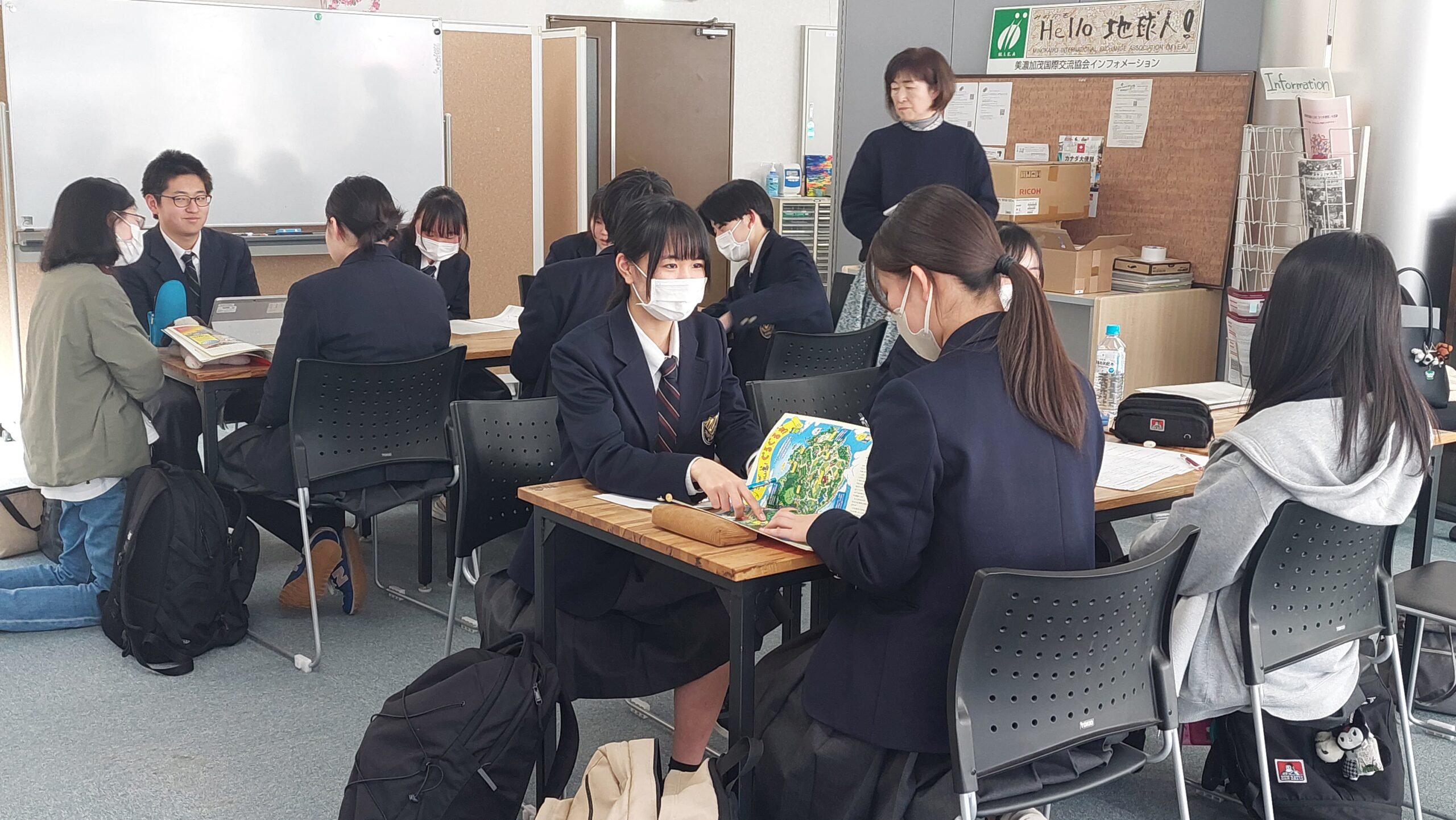 マンガ教材を開きながら授業内容を検討する加茂高校の高校生