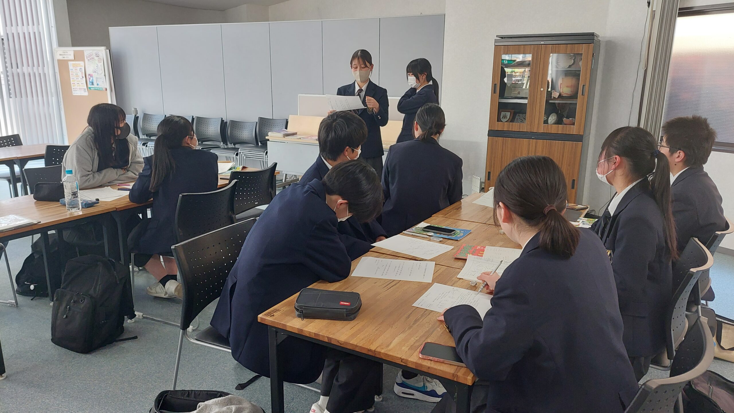 自分たちの授業案を他のグループに説明する加茂高校の高校生