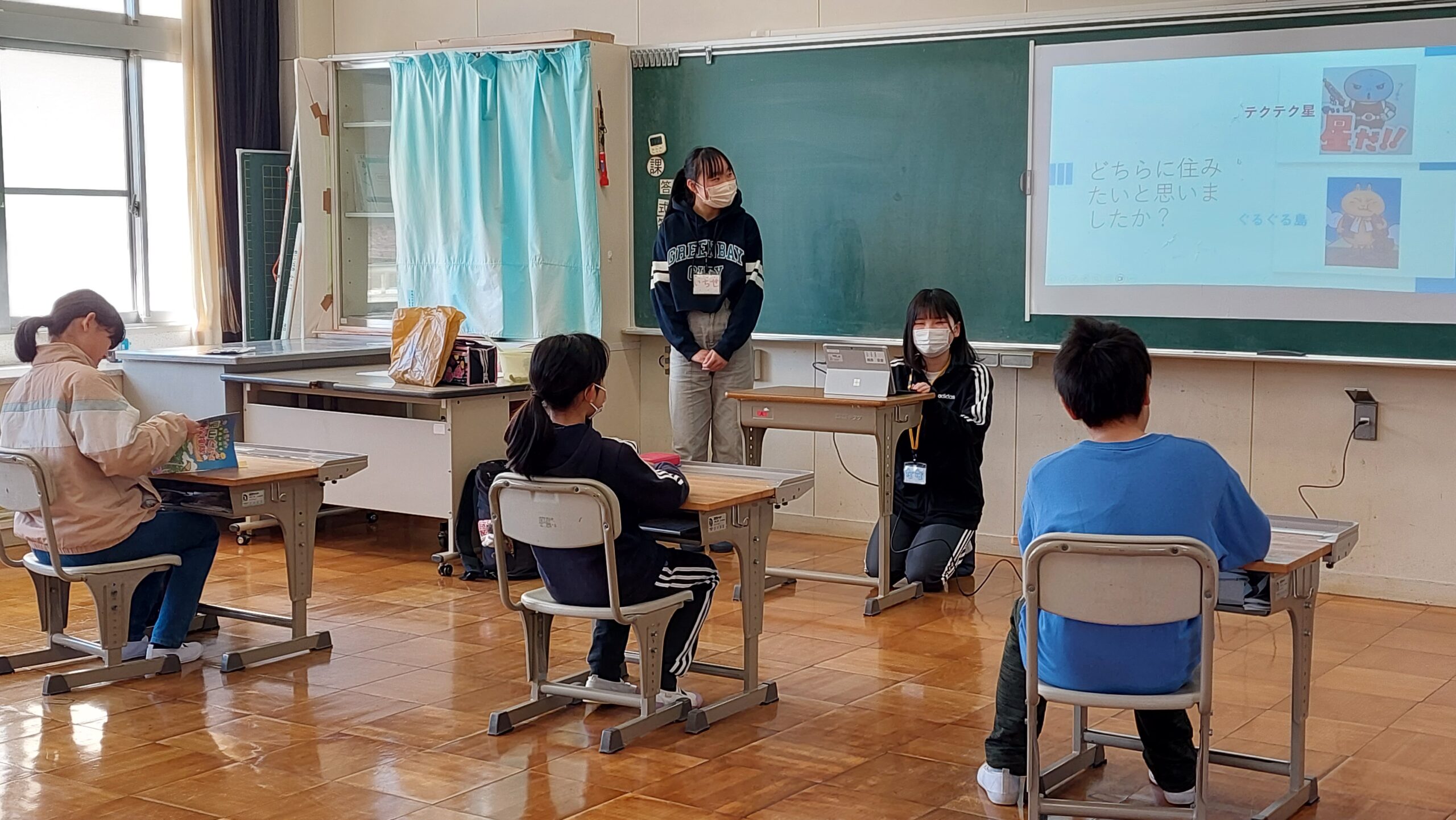 小学生とアイスブレイクを行う加茂高校の高校生
