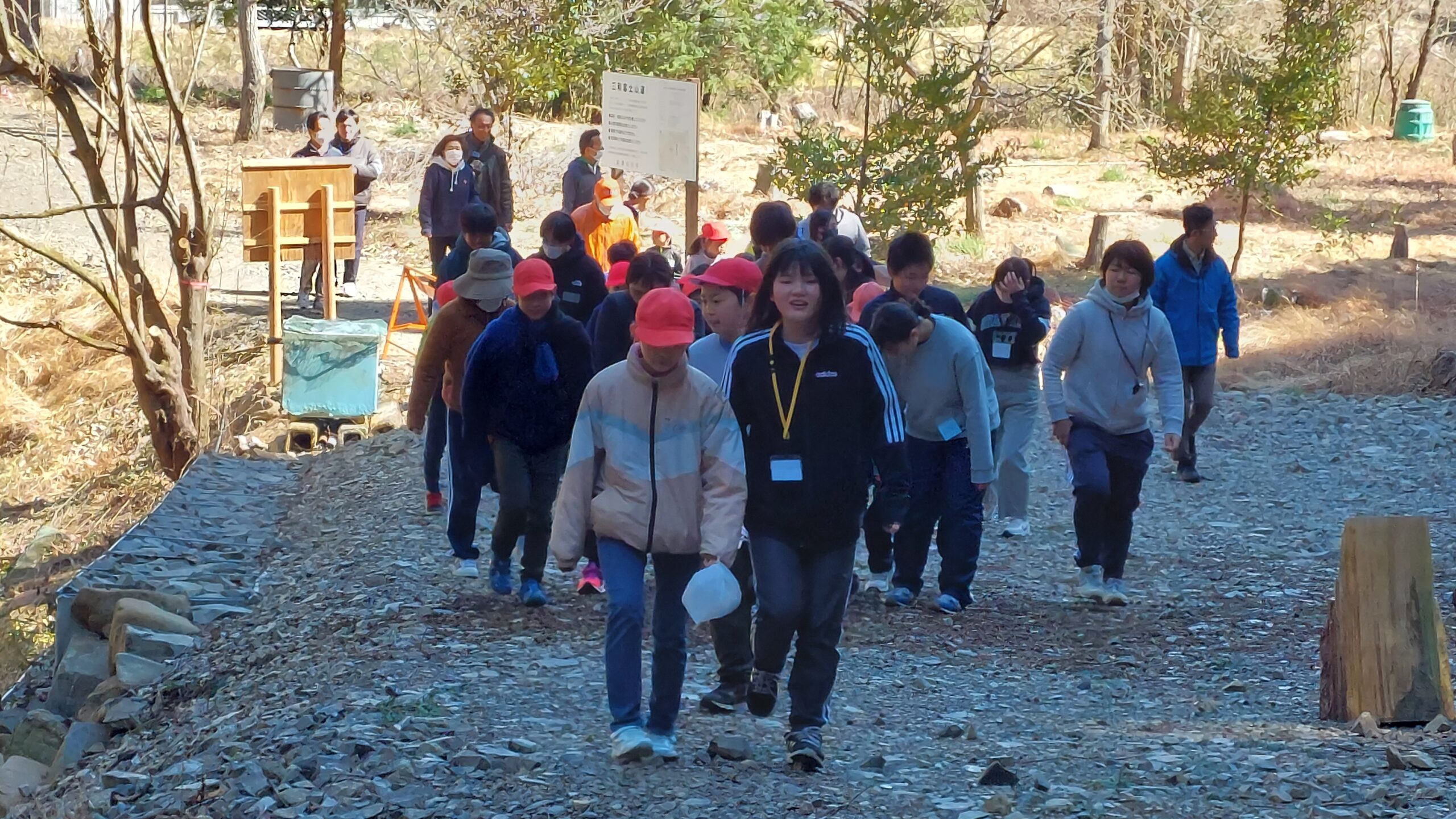 三和富士山道を小学生と一緒に歩く加茂高校の高校生