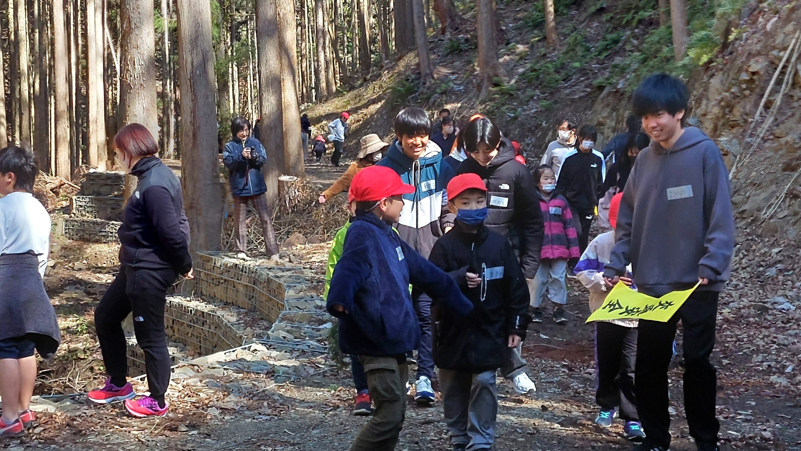 三和富士山道で小学生に寄り添いながら歩く加茂高校の高校生
