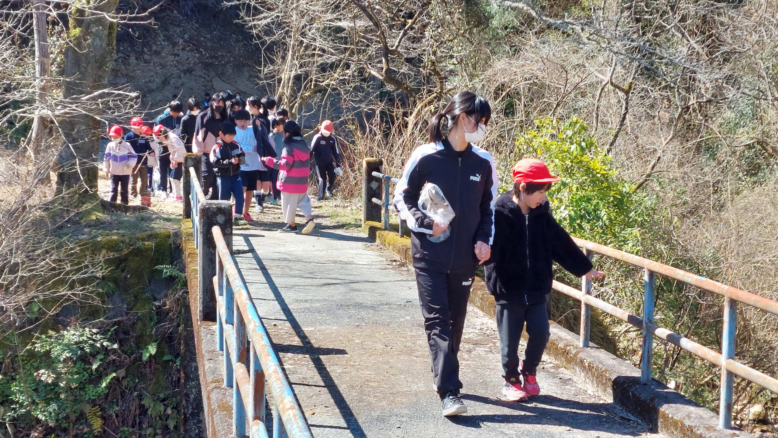 三和富士山道を高校生と小学生が一緒に散策する様子
