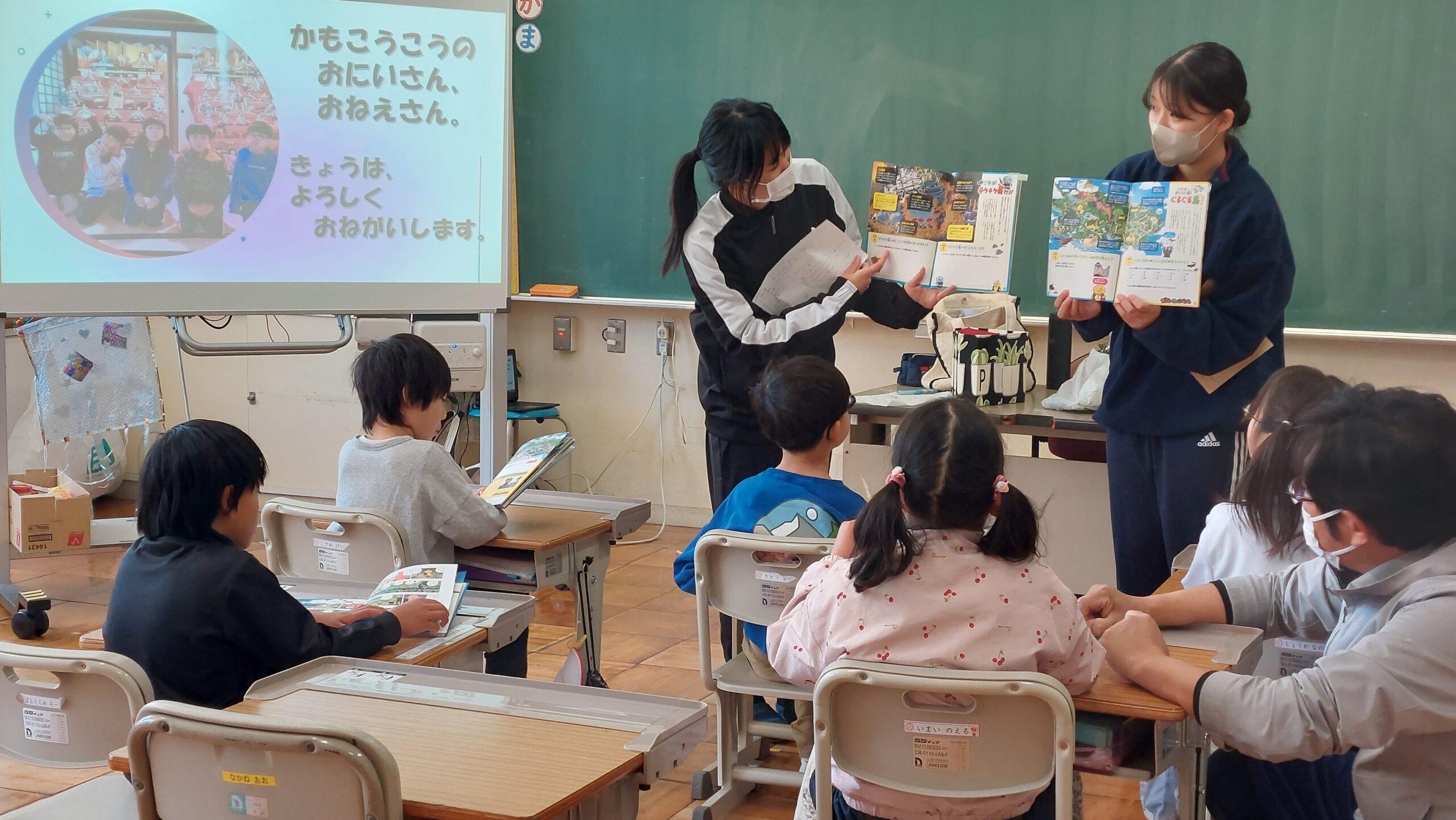 教室で小学生を前に授業を行う加茂高校の高校生