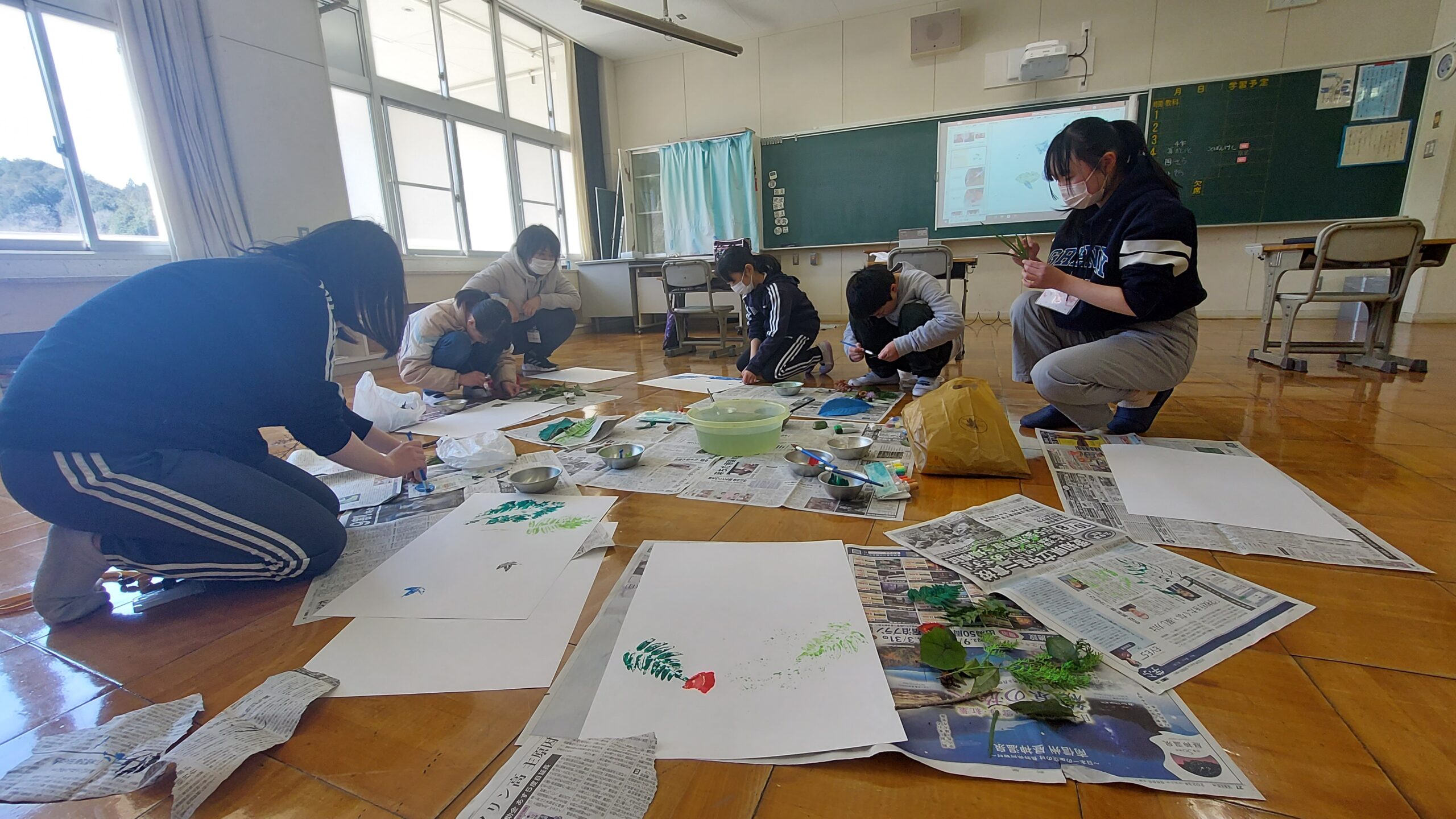 マンガ教材を使い小学生と対話する加茂高校の高校生