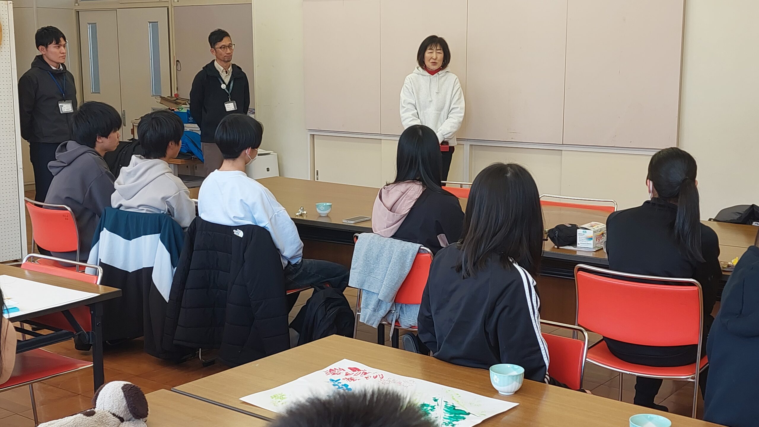 授業終了後に三和小学校の校長先生から言葉を受ける加茂高校の高校生