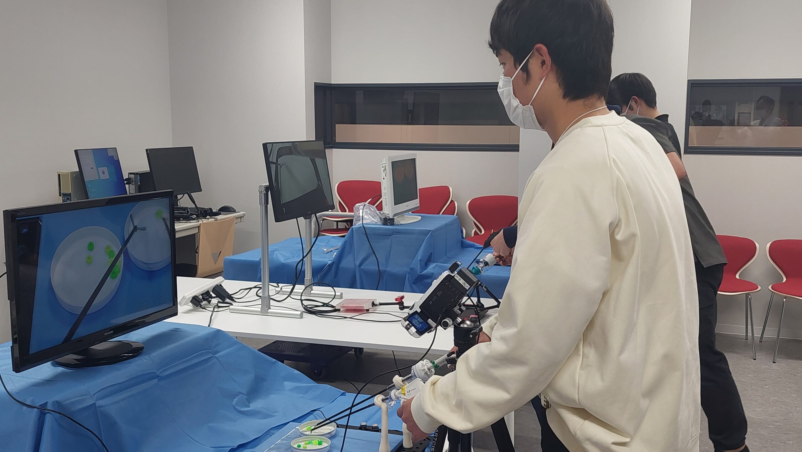 歯科医療で使われる模型を使って説明を受ける高校生