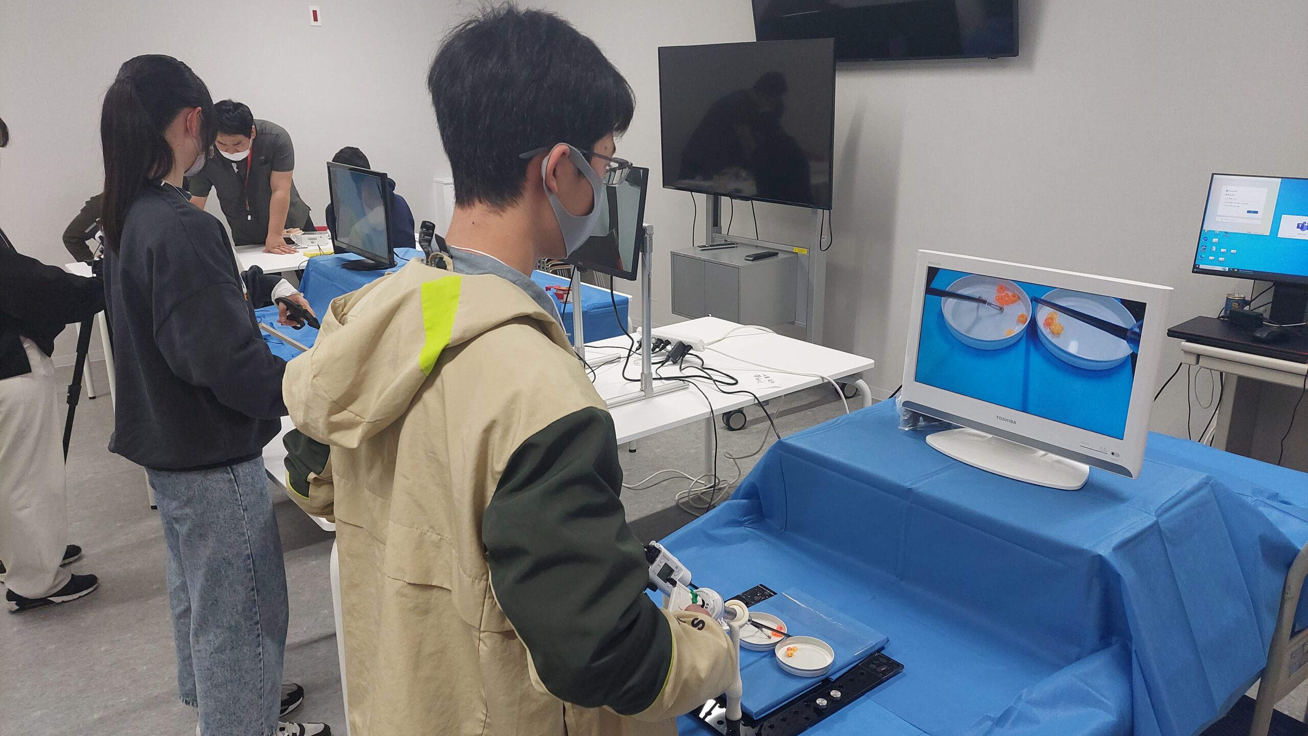 臨床検査の体験で試験管を使った実習に取り組む高校生