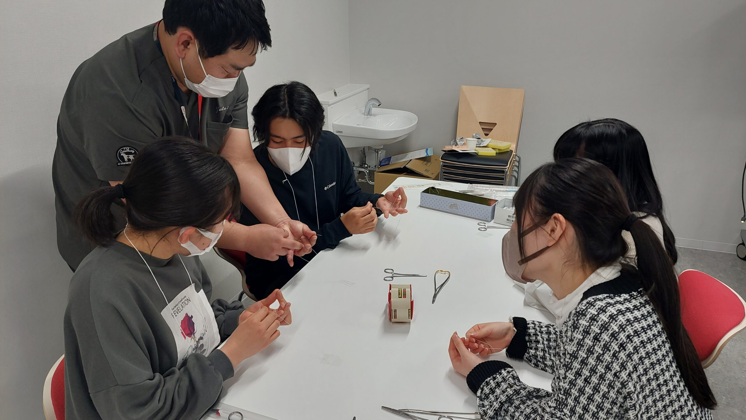 顕微鏡を使って検体を観察する高校生
