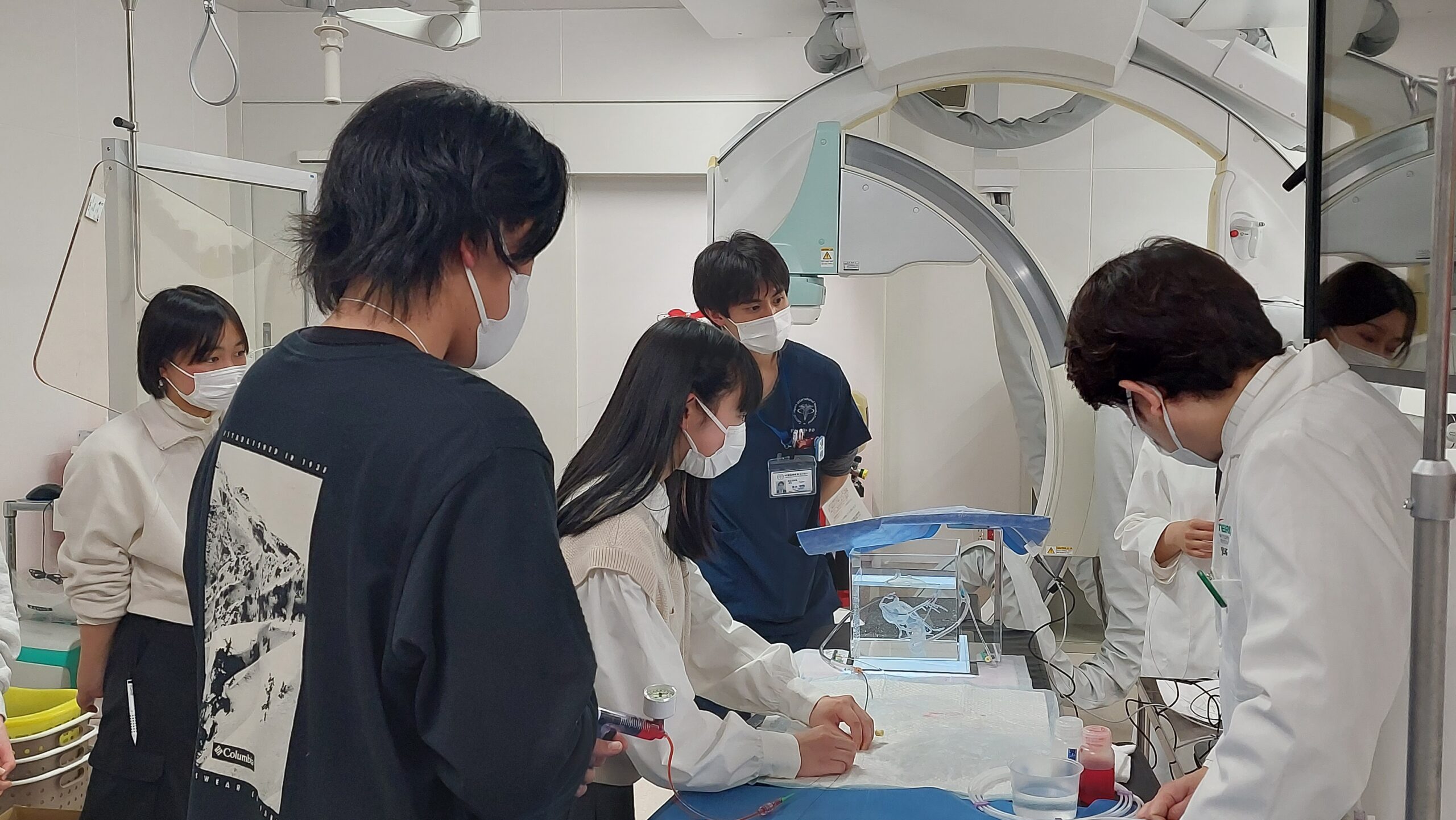 診療放射線分野の医療機器を操作する高校生