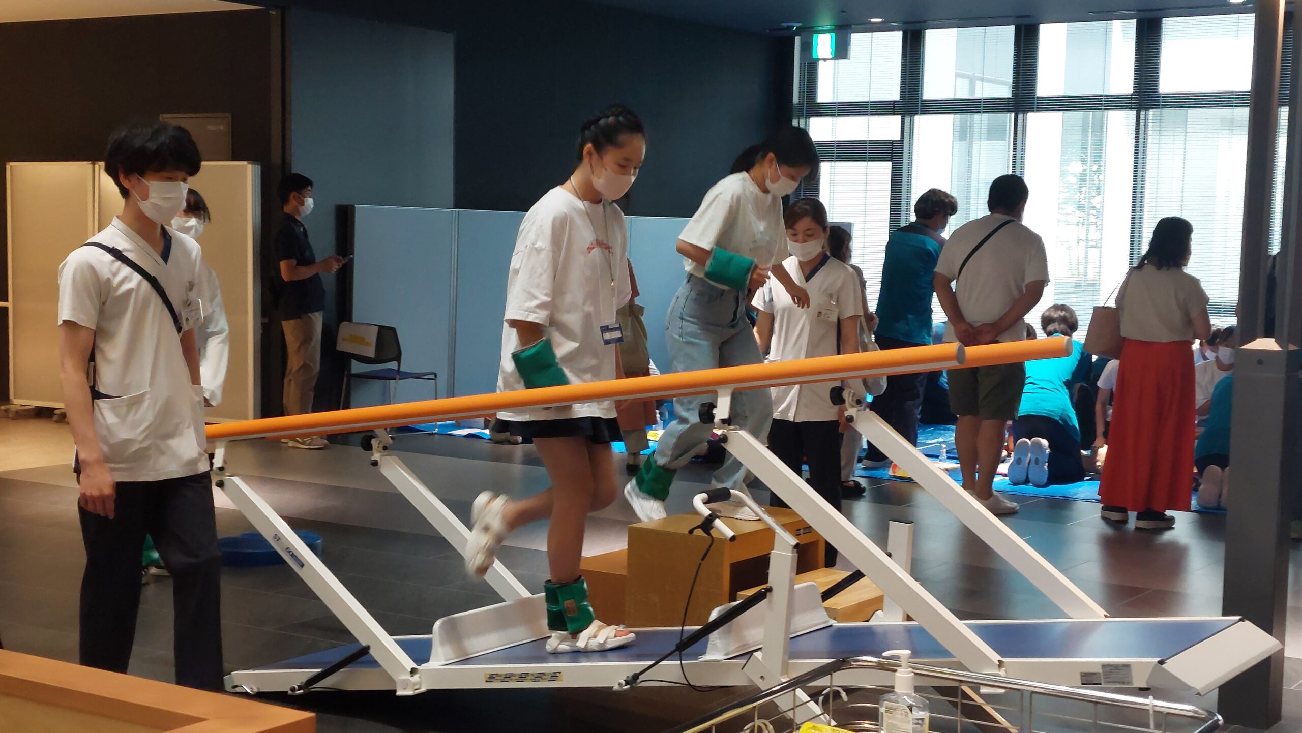 リハビリテーションに関する歩行体験に取り組む小中学生