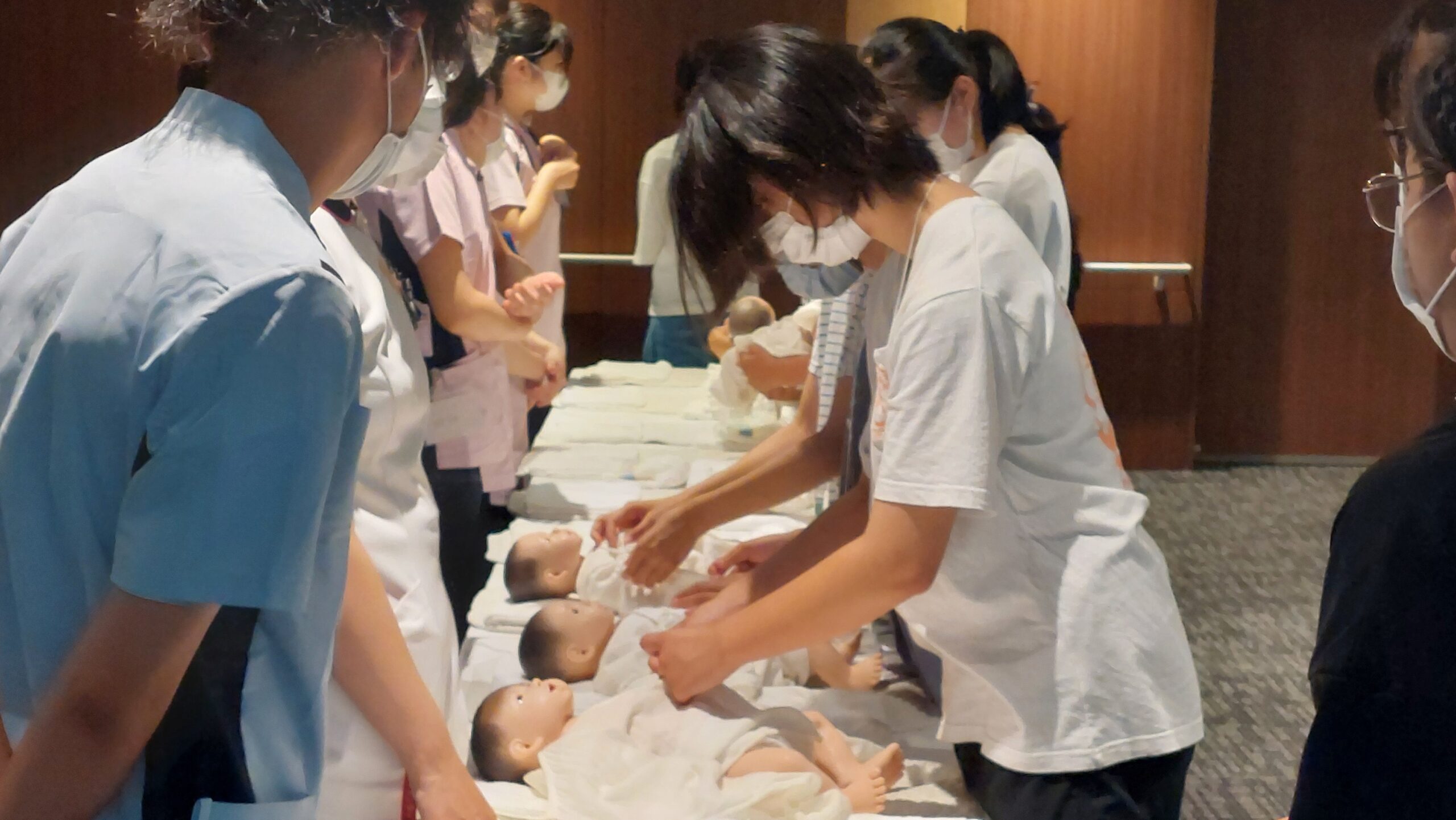 赤ちゃんのモデルを使った医療体験に取り組む小中学生