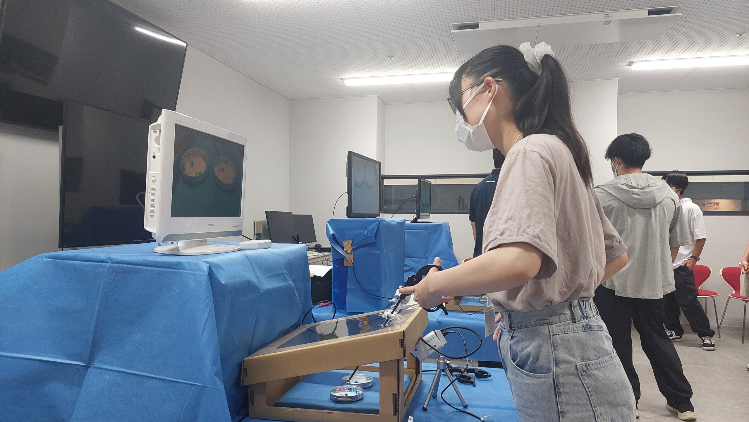 医療用シミュレーターを操作する高校生