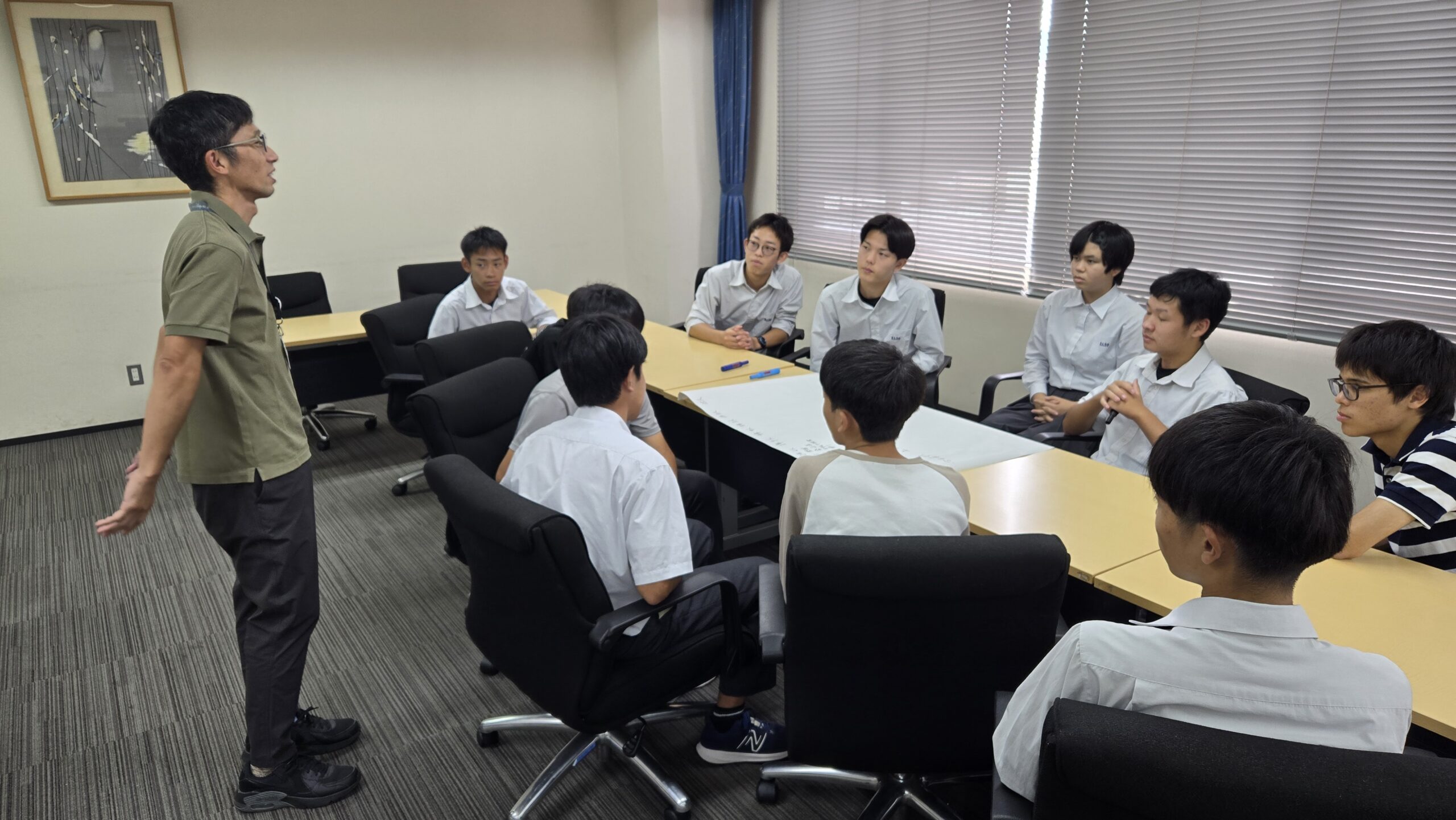 高校生同士が円になり授業のアイデアについて意見を交わす様子