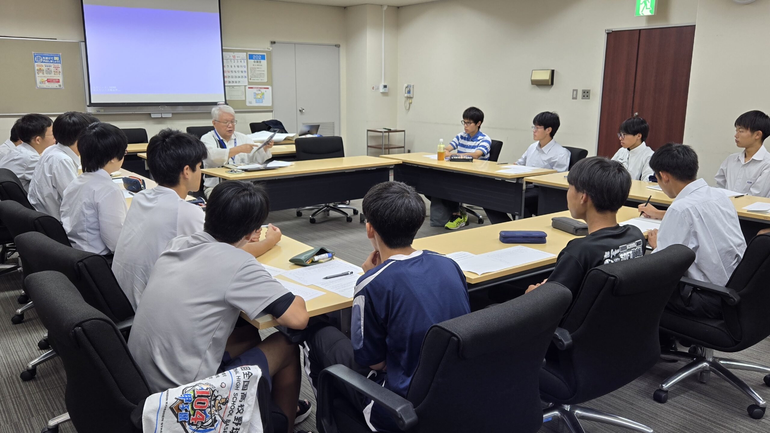 日比野安平先生の話を聞く加茂高校の高校生たち