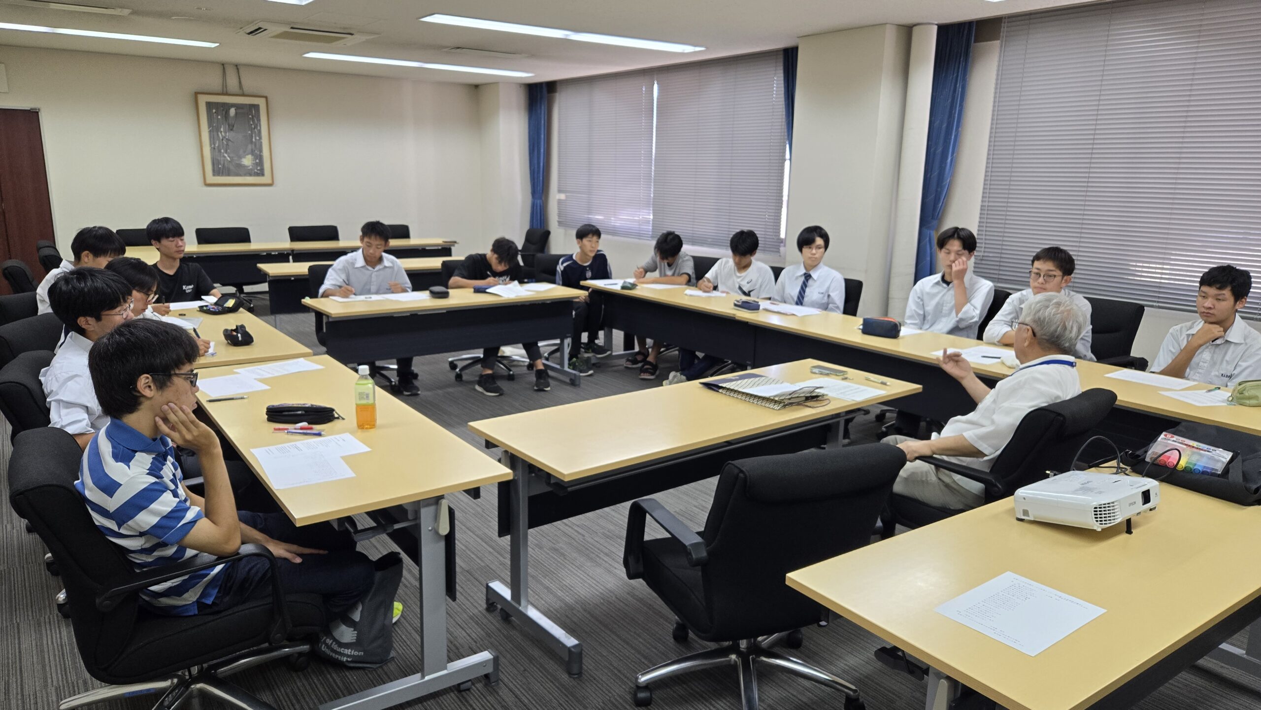 日比野安平先生と高校生が授業づくりについて対話する様子