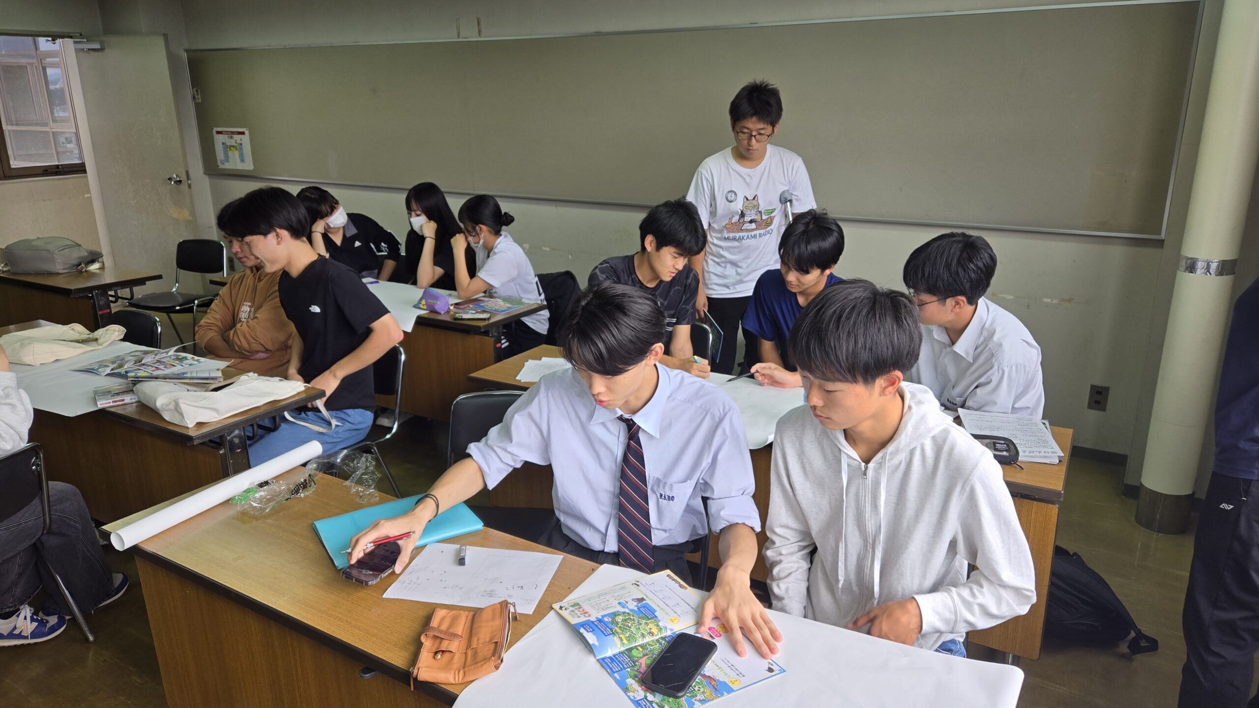 マンガ教材を見ながら授業内容を話し合う加茂高校の高校生